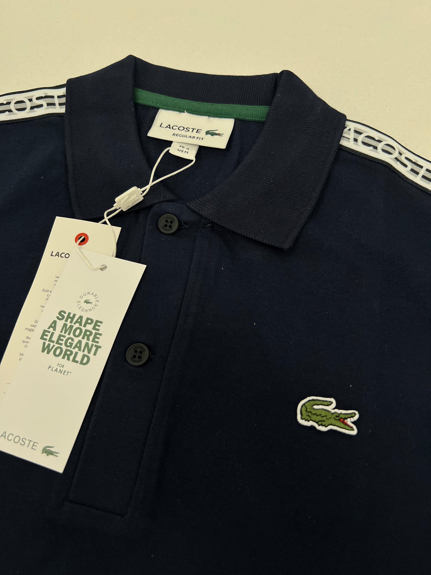 Lacoste Teget Majica na Kragnu sa Text Printom na Ramenima