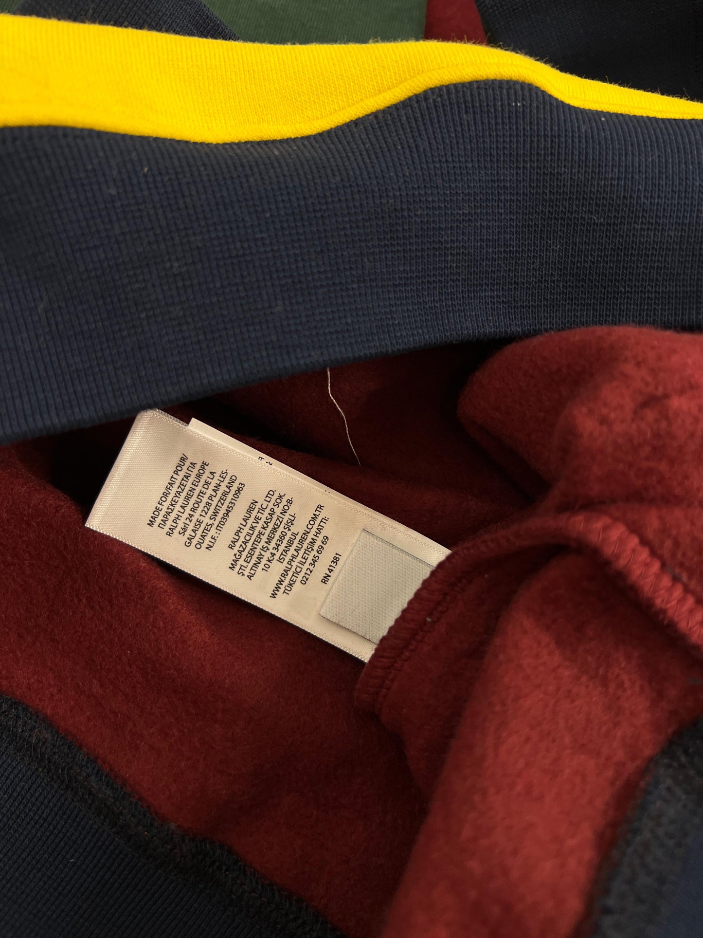 Polo Ralph Lauren Multicolor Duks sa Žutim Ušivenim Znakom na Sredini