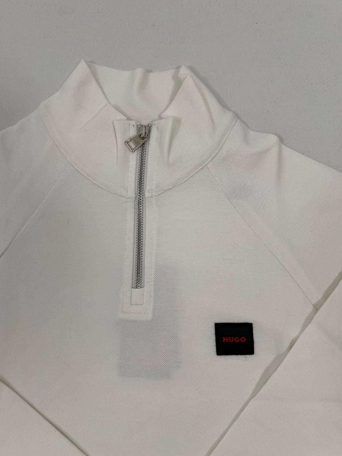 HUGO Quarter-Zip Beli Duks sa Crnim Minimalistic Box Logom