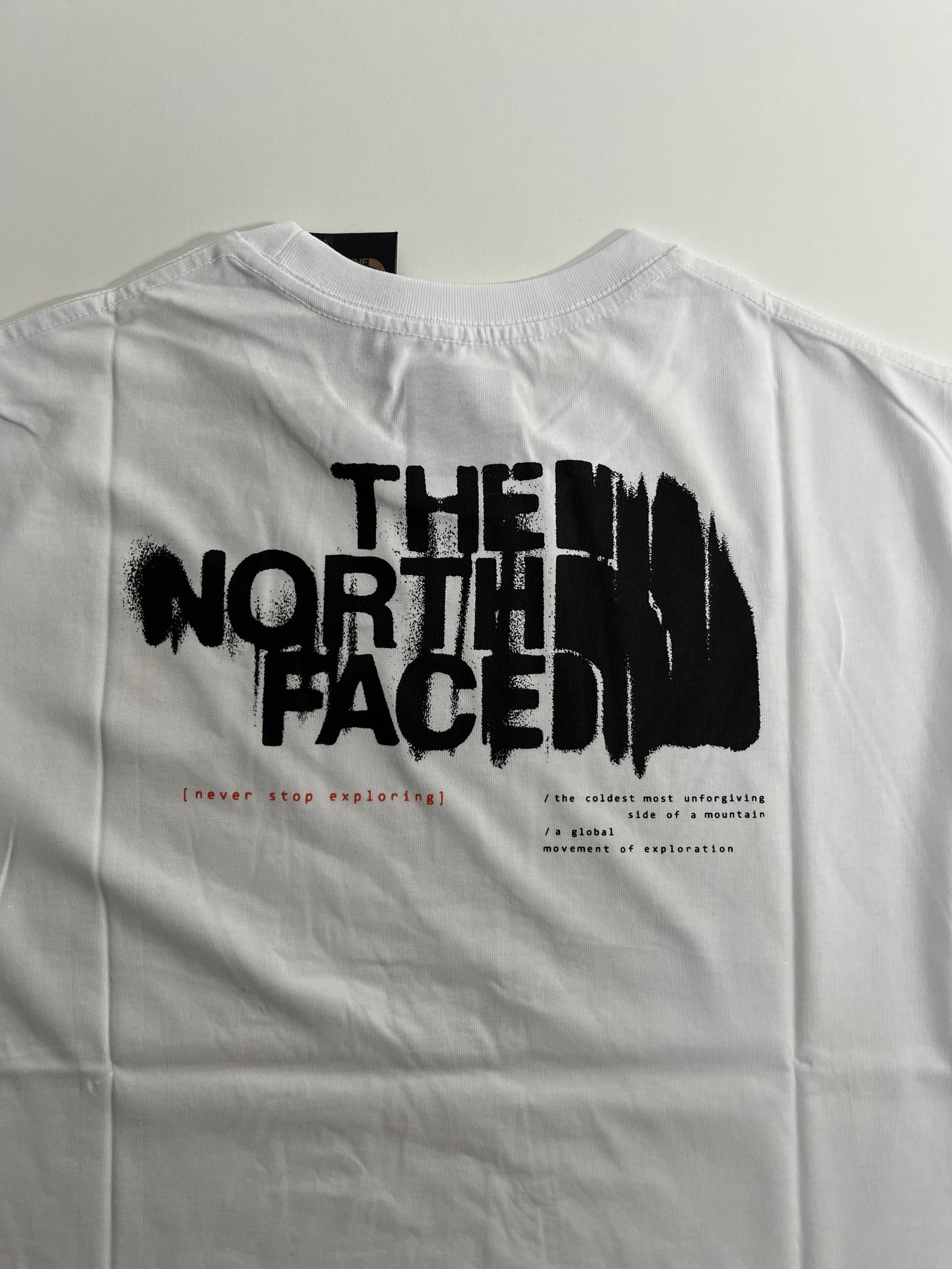 The North Face Bela Majica sa Crnim Graffiti Printom na Leðima