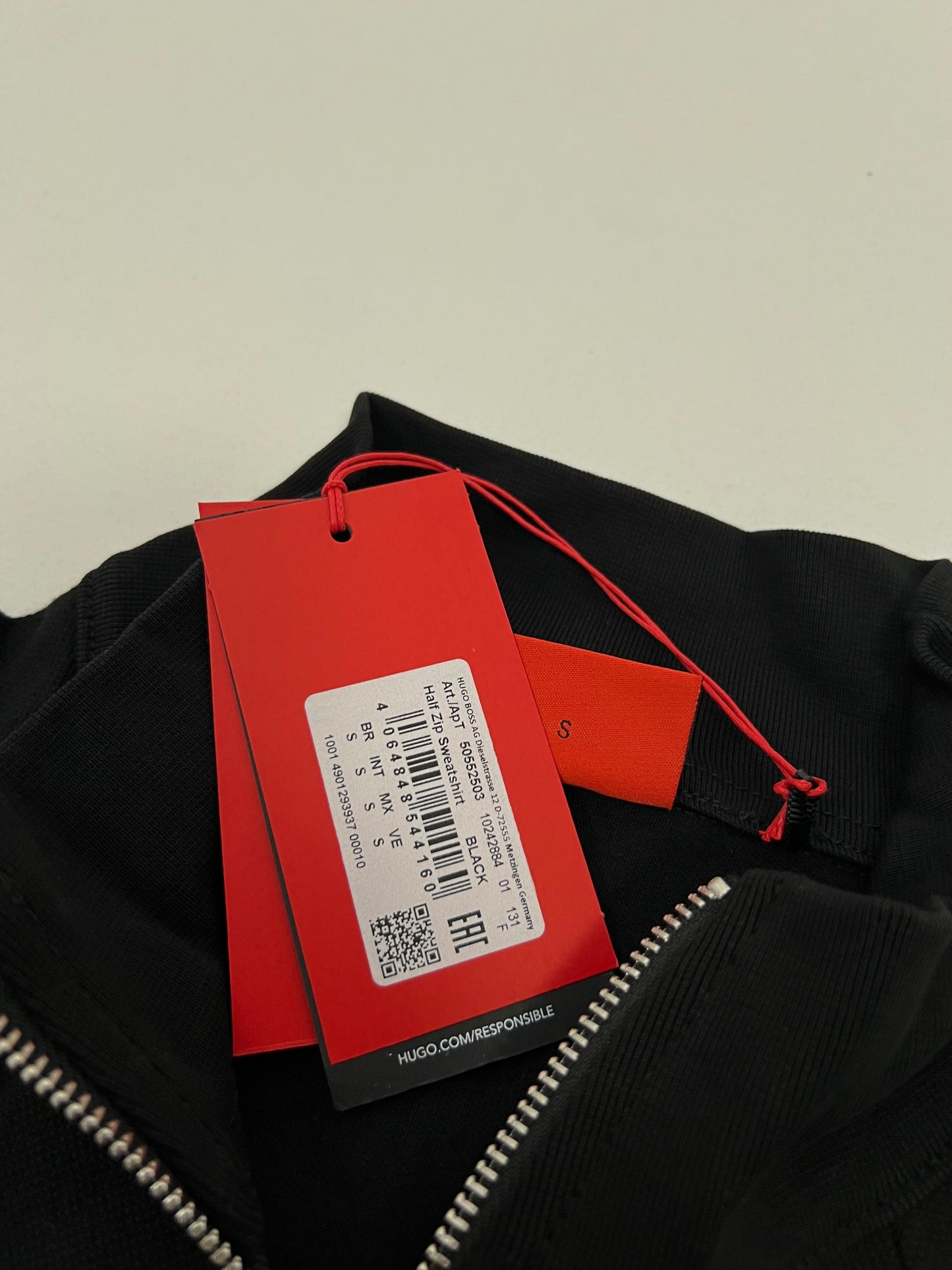 HUGO Crni Quarter-Zip Duks sa Minimalistic Box Logom