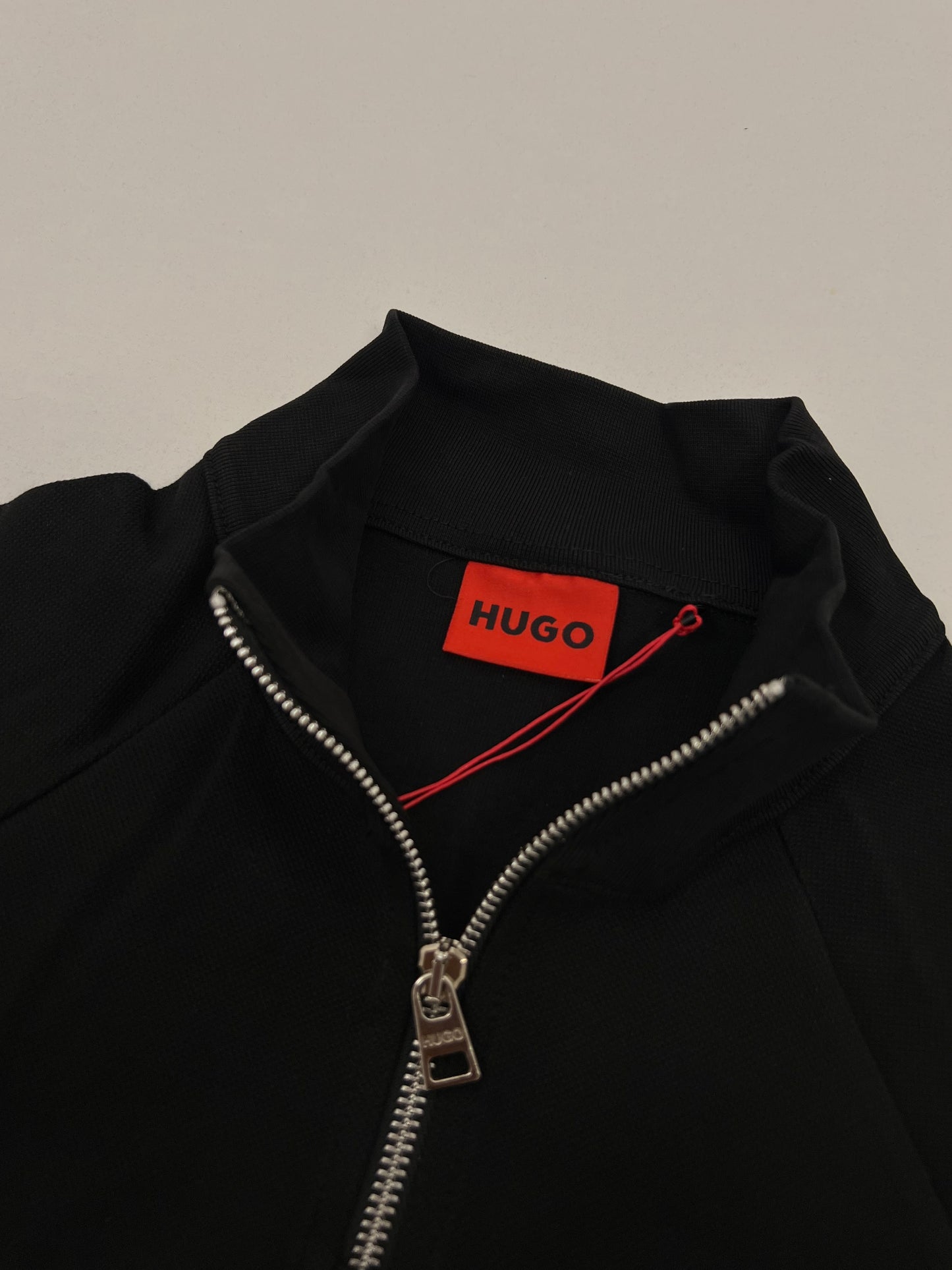 HUGO Crni Quarter-Zip Duks sa Minimalistic Box Logom