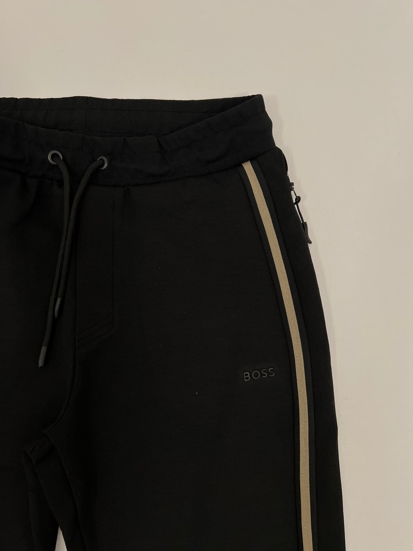 BOSS Crni Quarter-Zip Komplet sa Detaljima SS2026