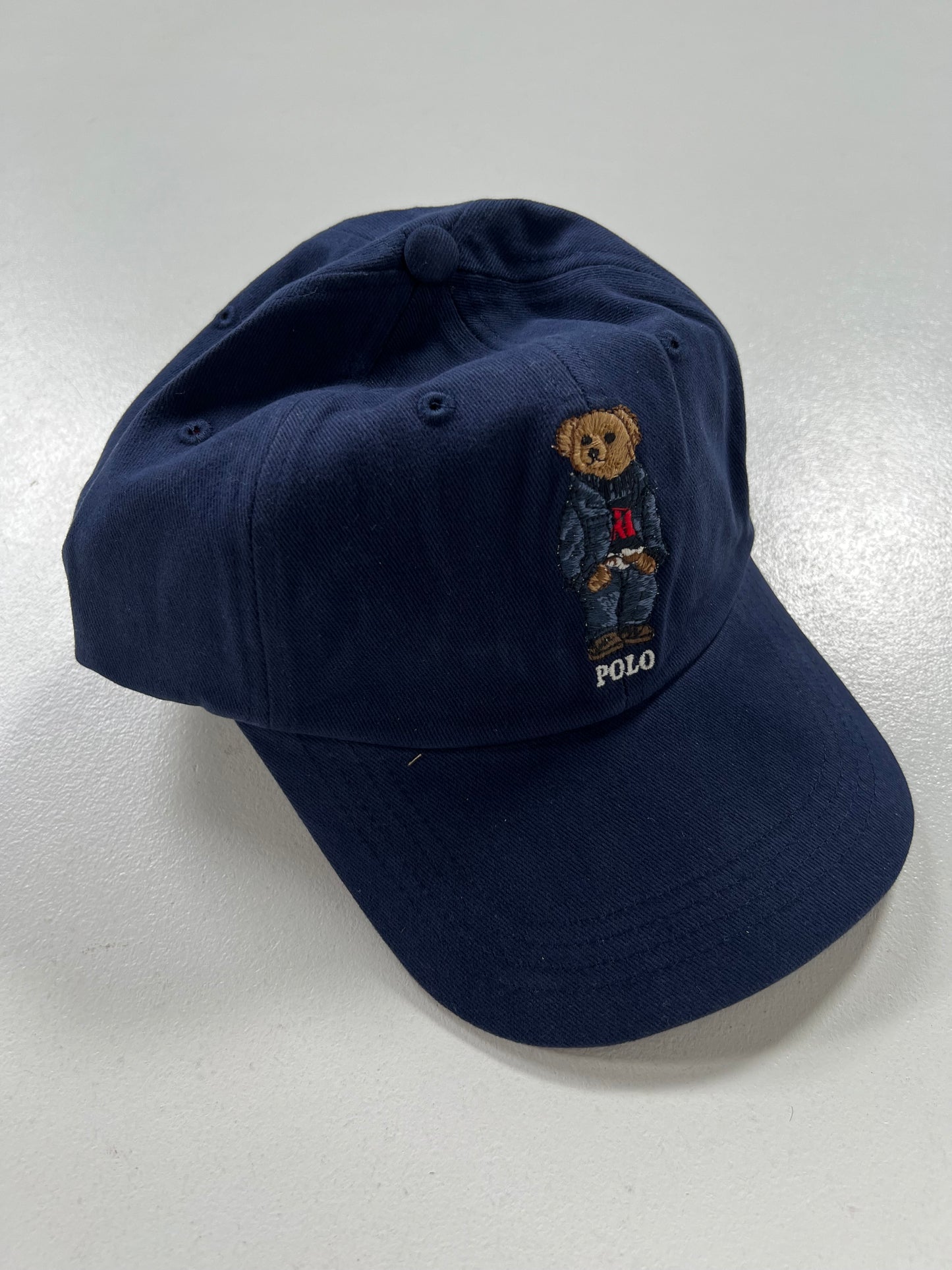 Polo Ralph Lauren Teget Kačket sa Elegant Ušivenim Medvedom