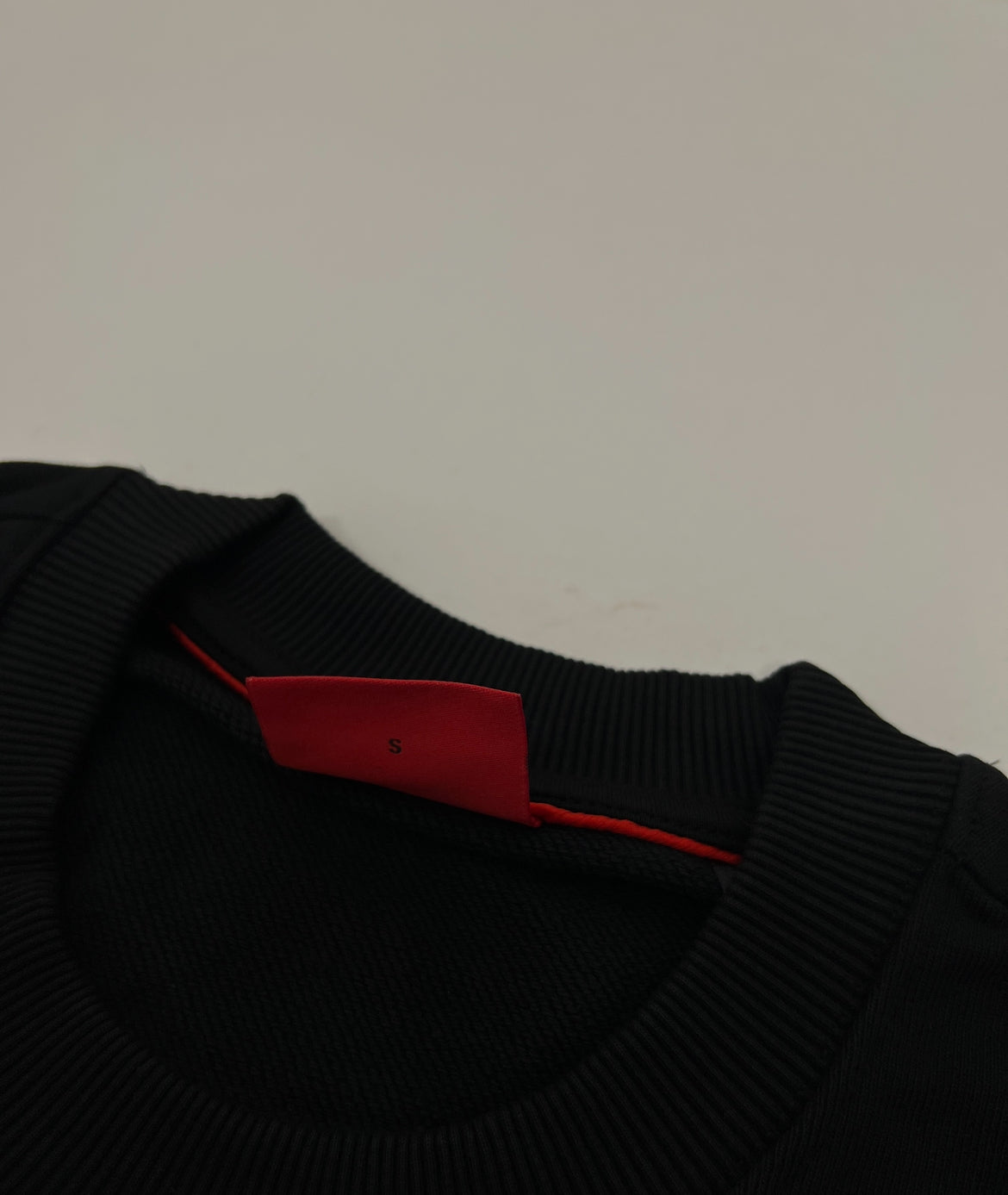 HUGO Crni Duks sa Minimalistic Gumenim Logom