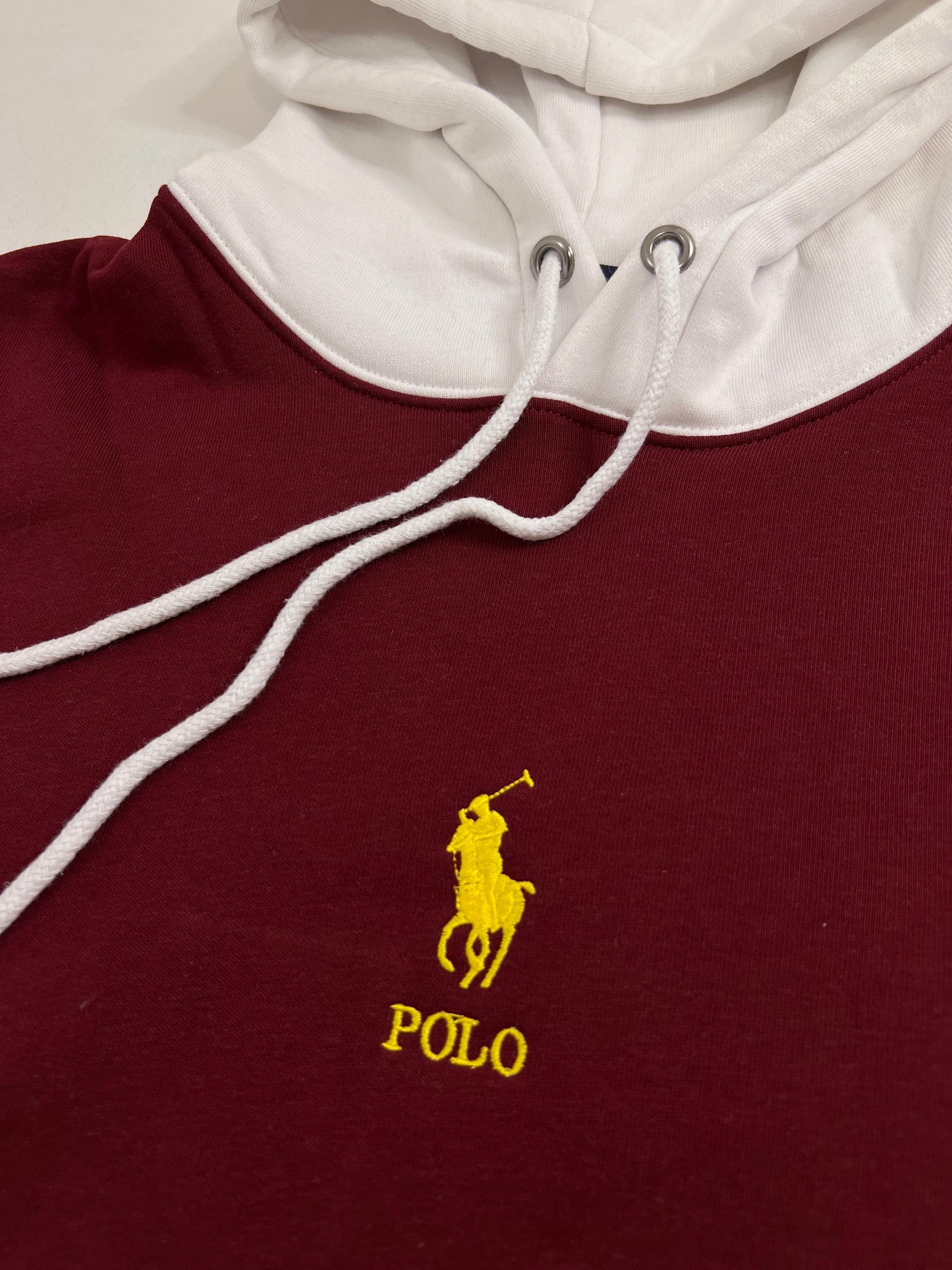 Polo Ralph Lauren Multicolor Duks sa Žutim Ušivenim Znakom na Sredini