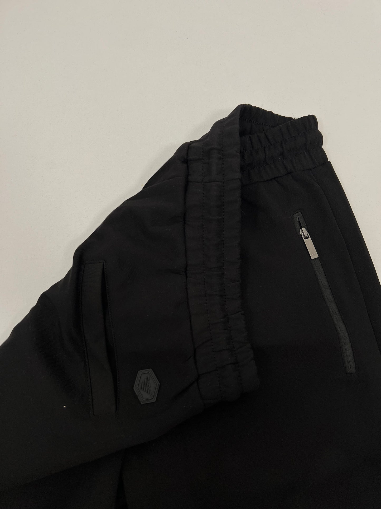 Emporio Armani EA7 Crni Komplet sa Bedge Logom SS2026
