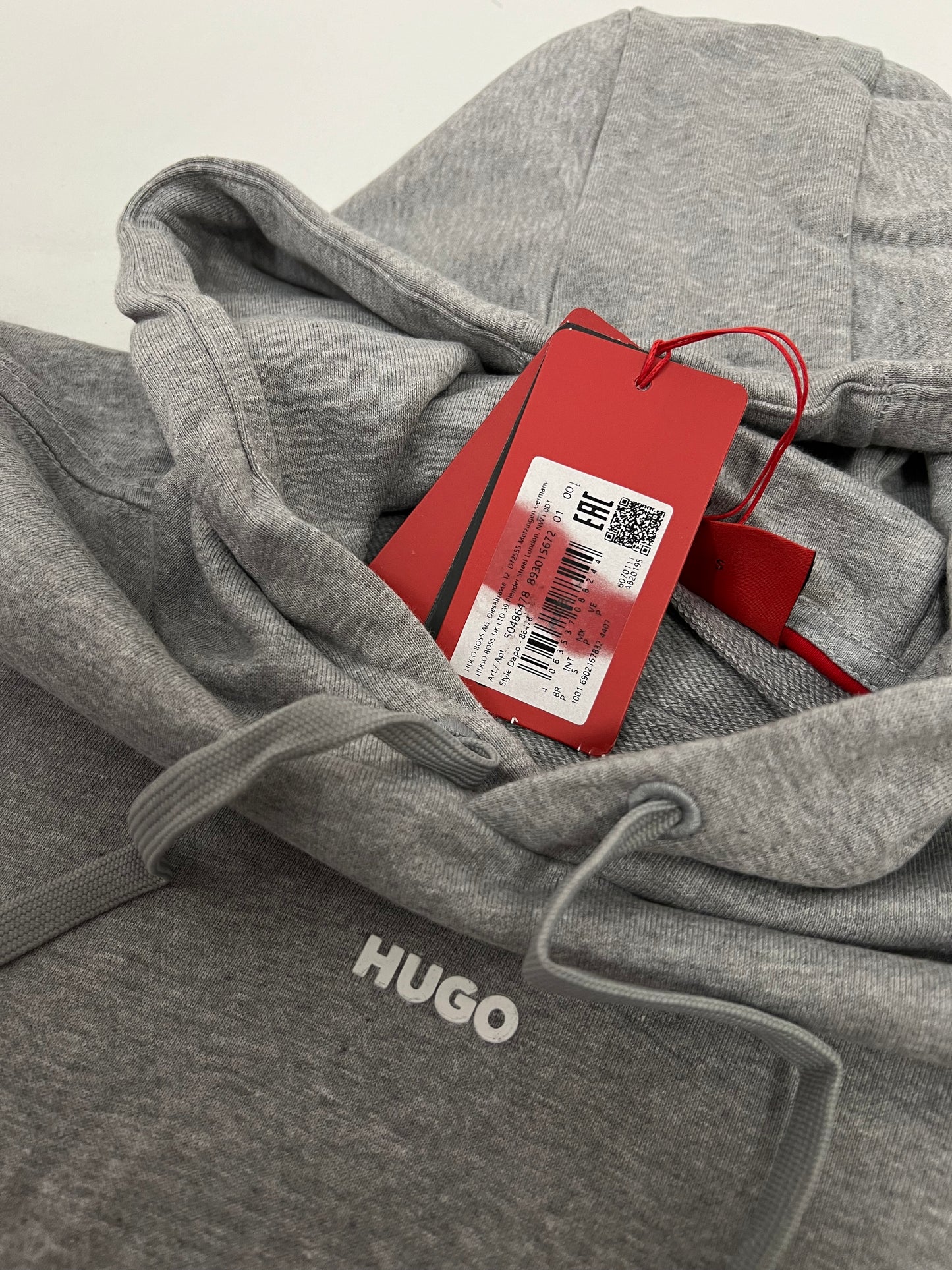 HUGO Sivi Duks sa Minimalistic Logom na Grudima
