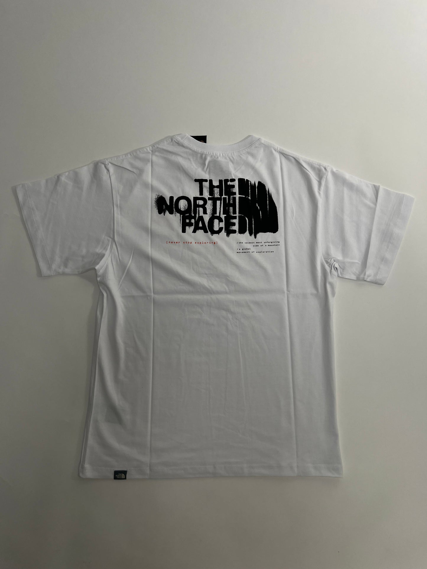 The North Face Bela Majica sa Crnim Graffiti Printom na Leðima
