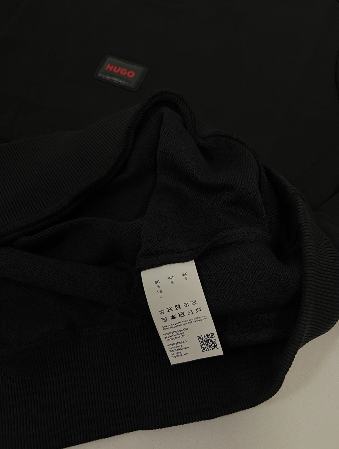 HUGO Crni Duks sa Minimalistic Gumenim Logom