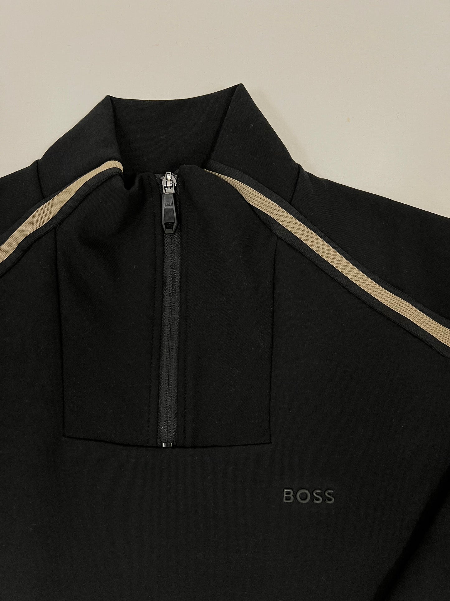 BOSS Crni Quarter-Zip Komplet sa Detaljima SS2026