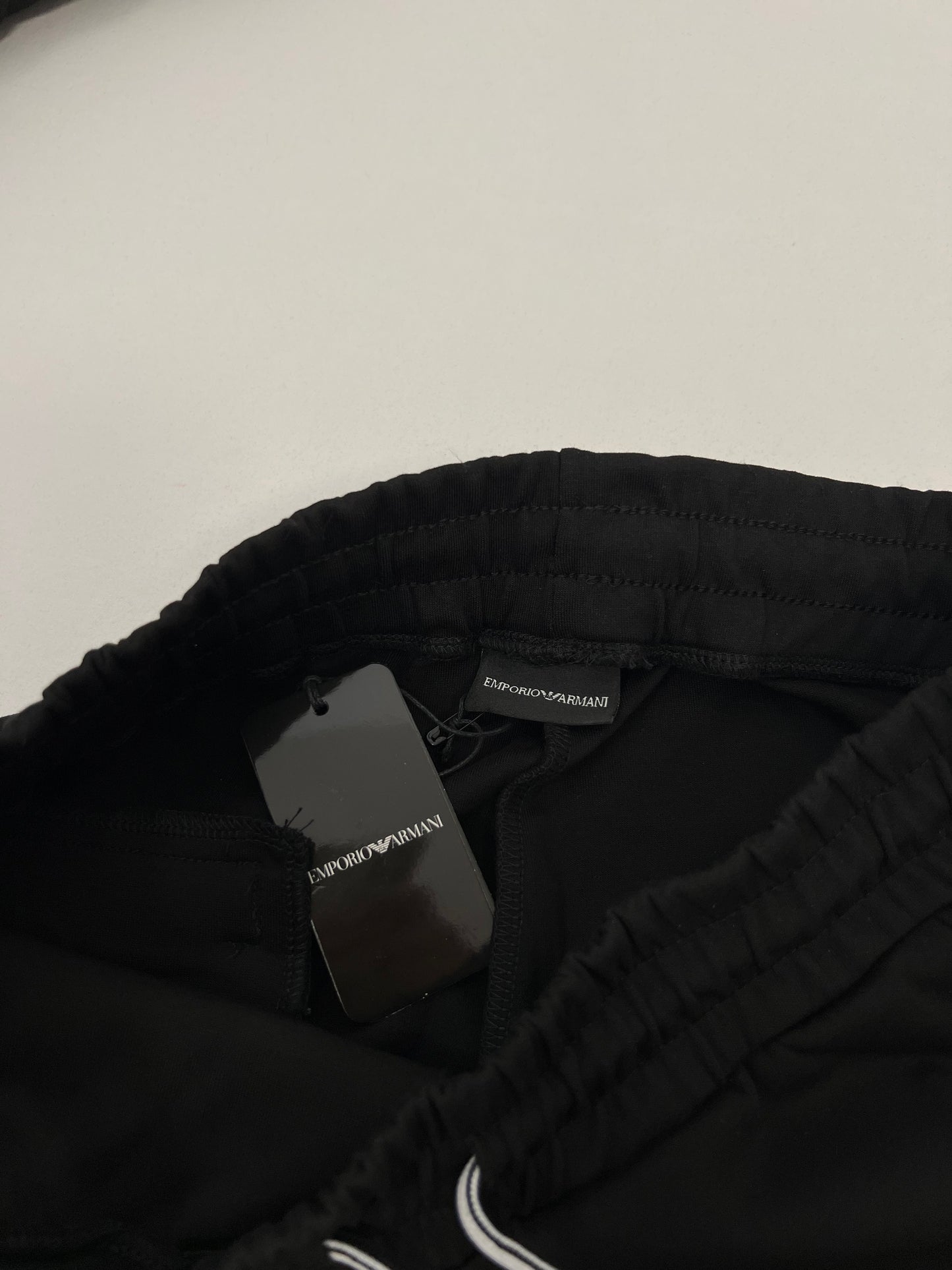 Emporio Armani EA7 Crni Komplet sa Bedge Logom SS2026