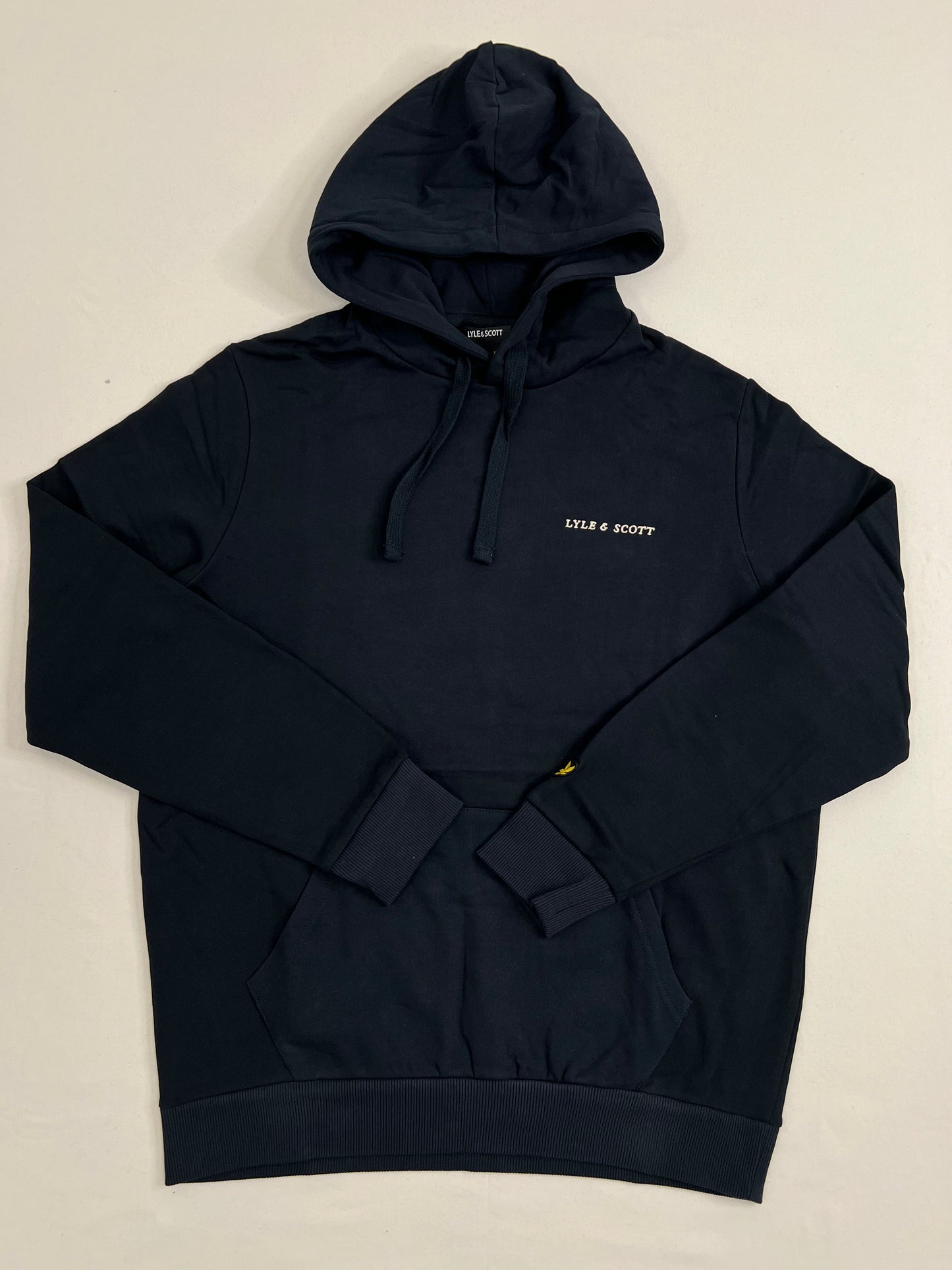Lyle & Scott Crni Duks sa Text Logom i Znakom na Rukavu