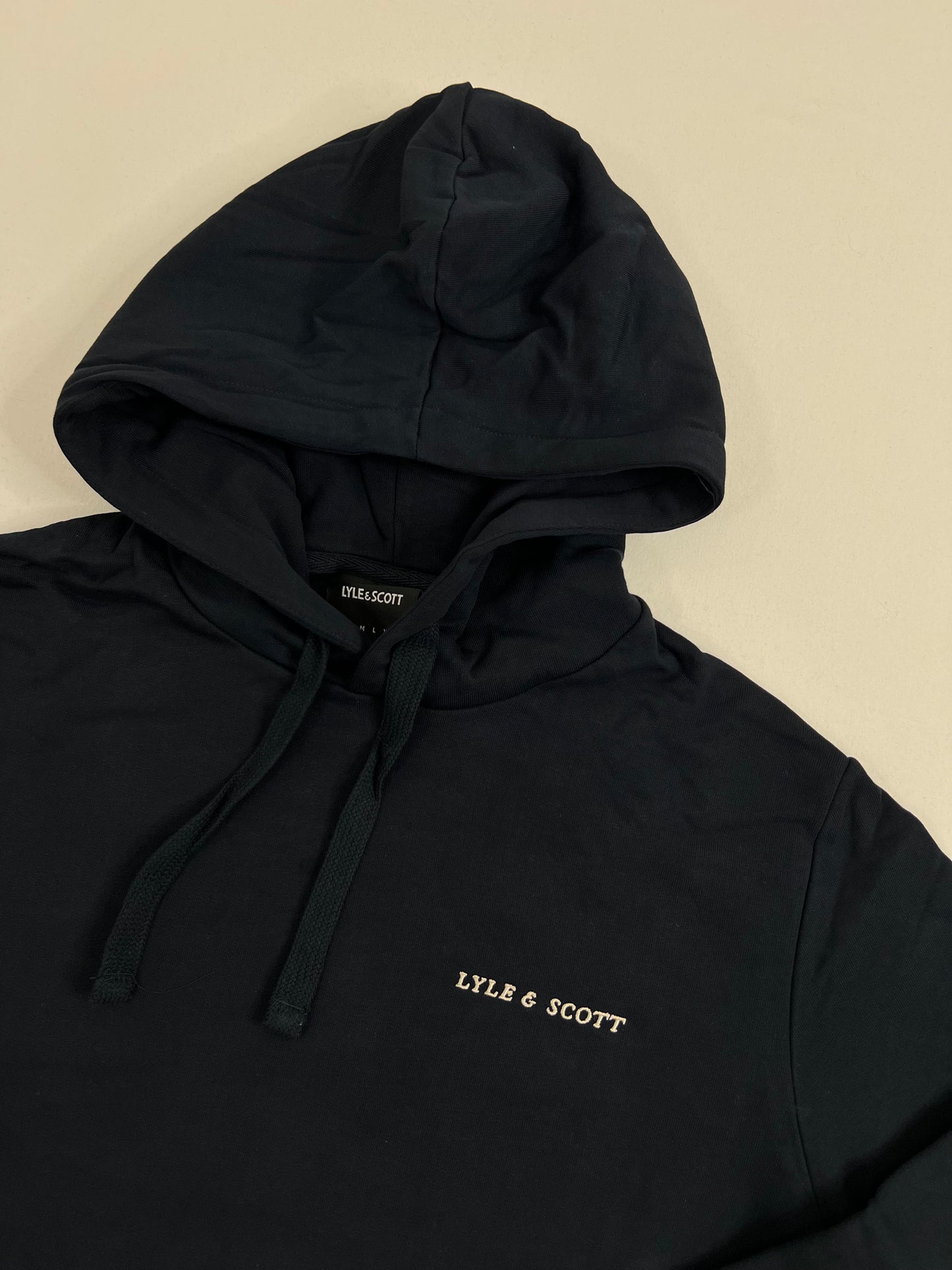 Lyle & Scott Crni Duks sa Text Logom i Znakom na Rukavu