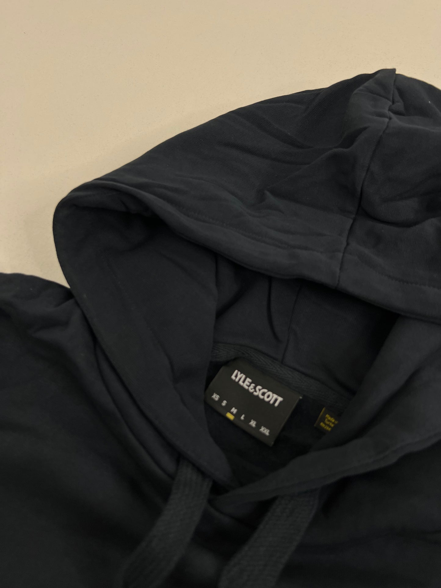 Lyle & Scott Crni Duks sa Text Logom i Znakom na Rukavu
