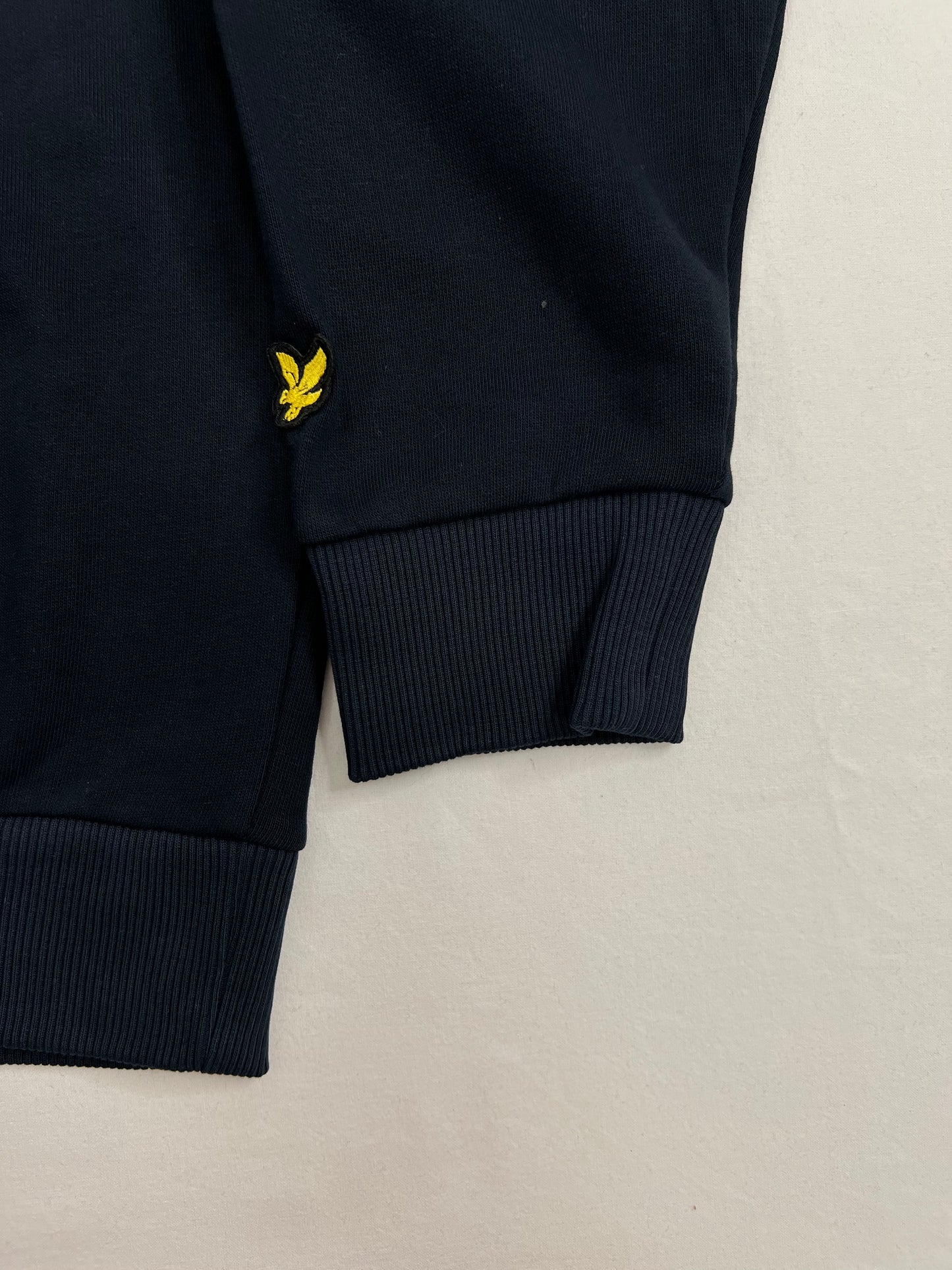 Lyle & Scott Crni Duks sa Text Logom i Znakom na Rukavu