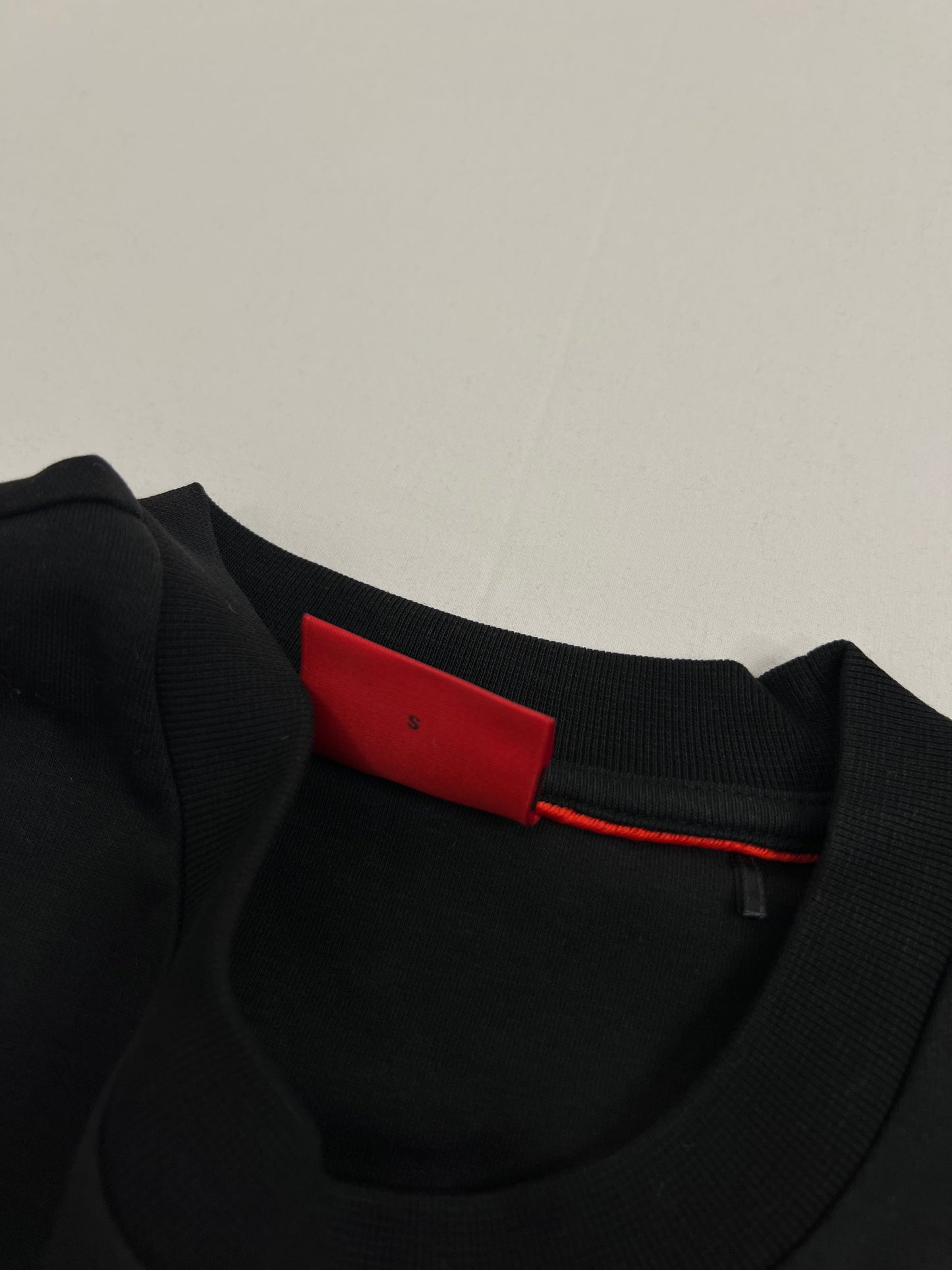 HUGO Crni Duks sa Minimalistic Logom SS2025