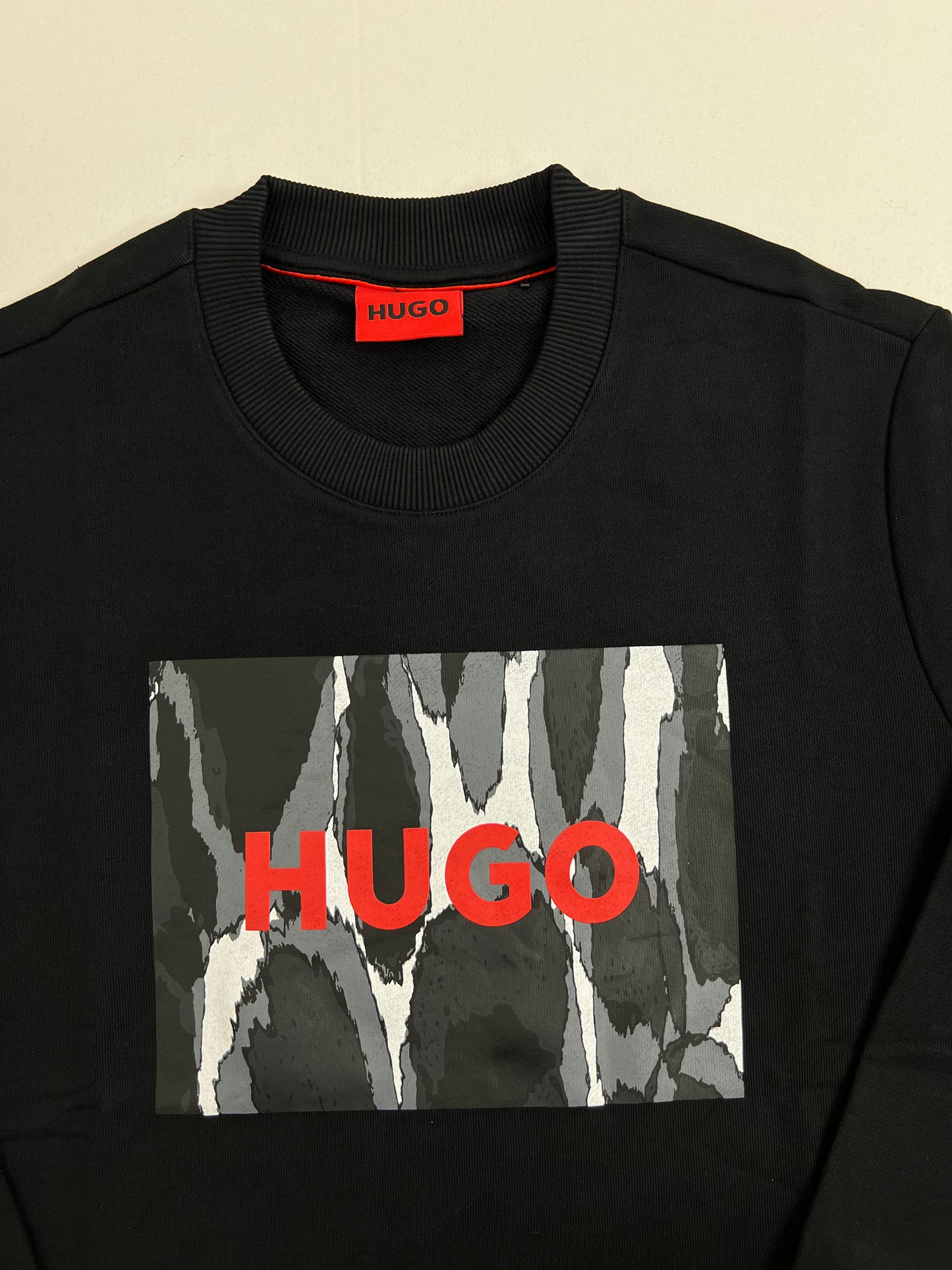 HUGO Crni Duks sa Zebra Printom na Grudima