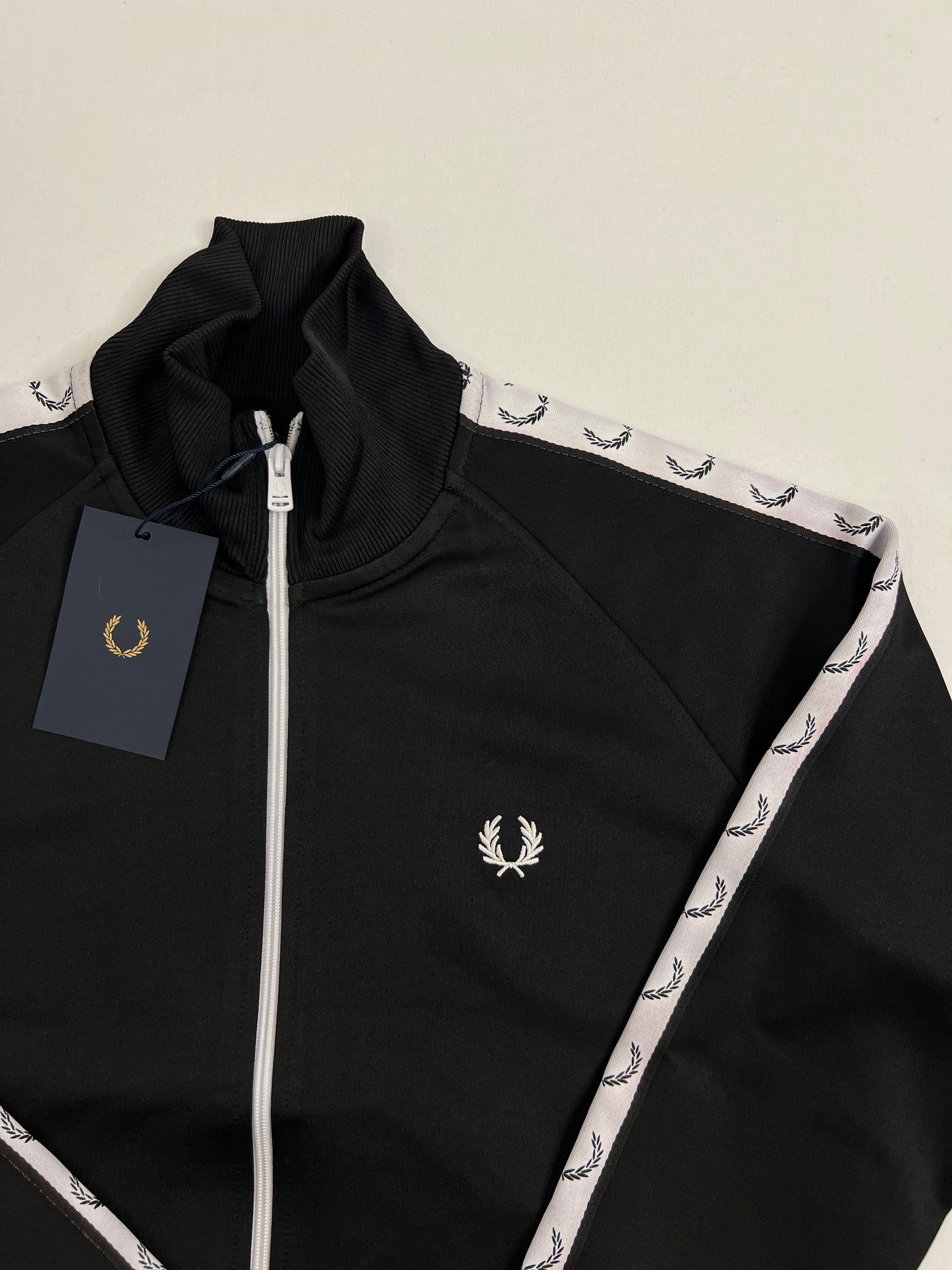 Fred Perry Full-Zip Crni Duks sa Logom na Rukavima