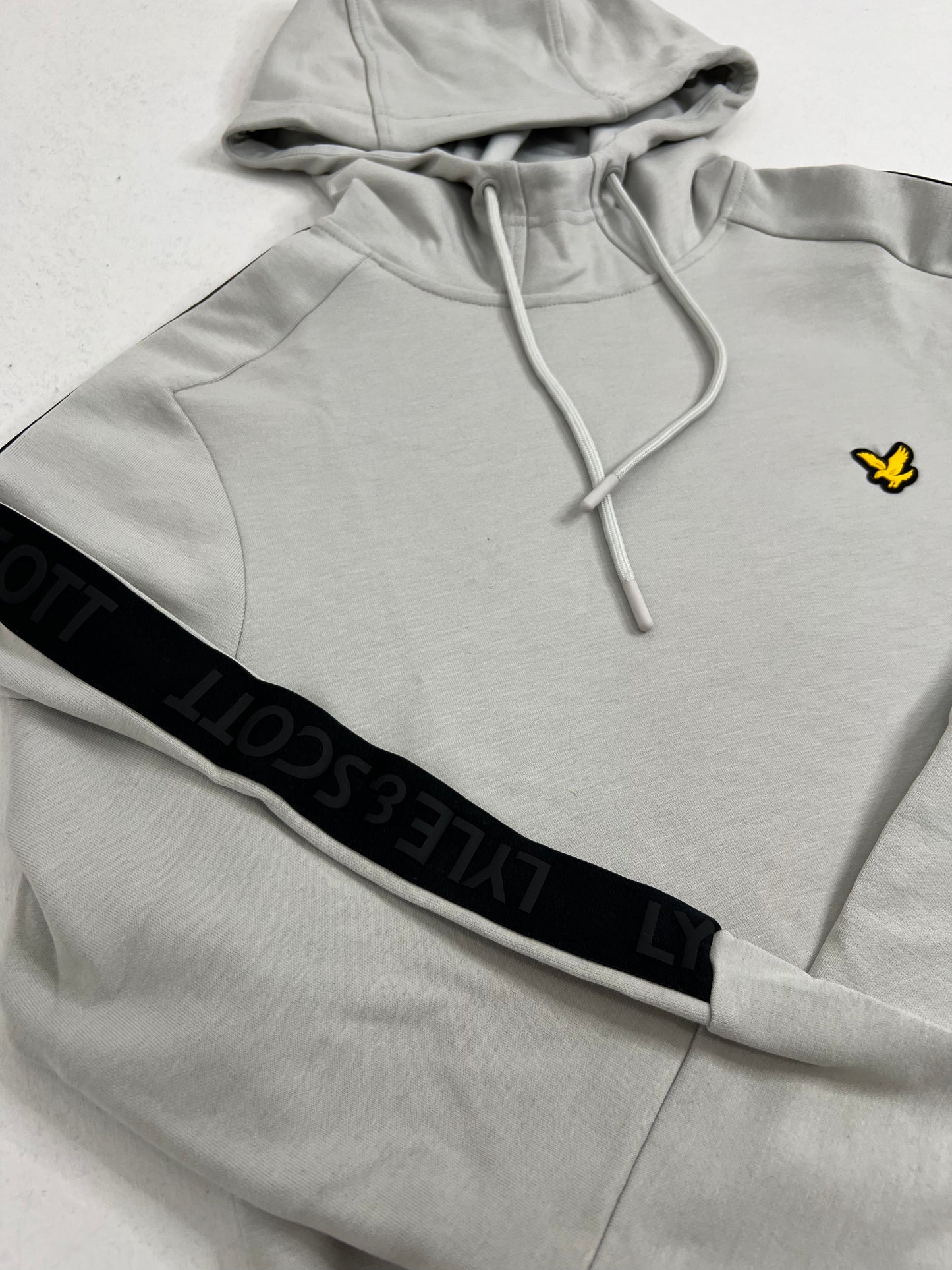 Lyle & Scott Sivi Duks sa Textom na Rukavima