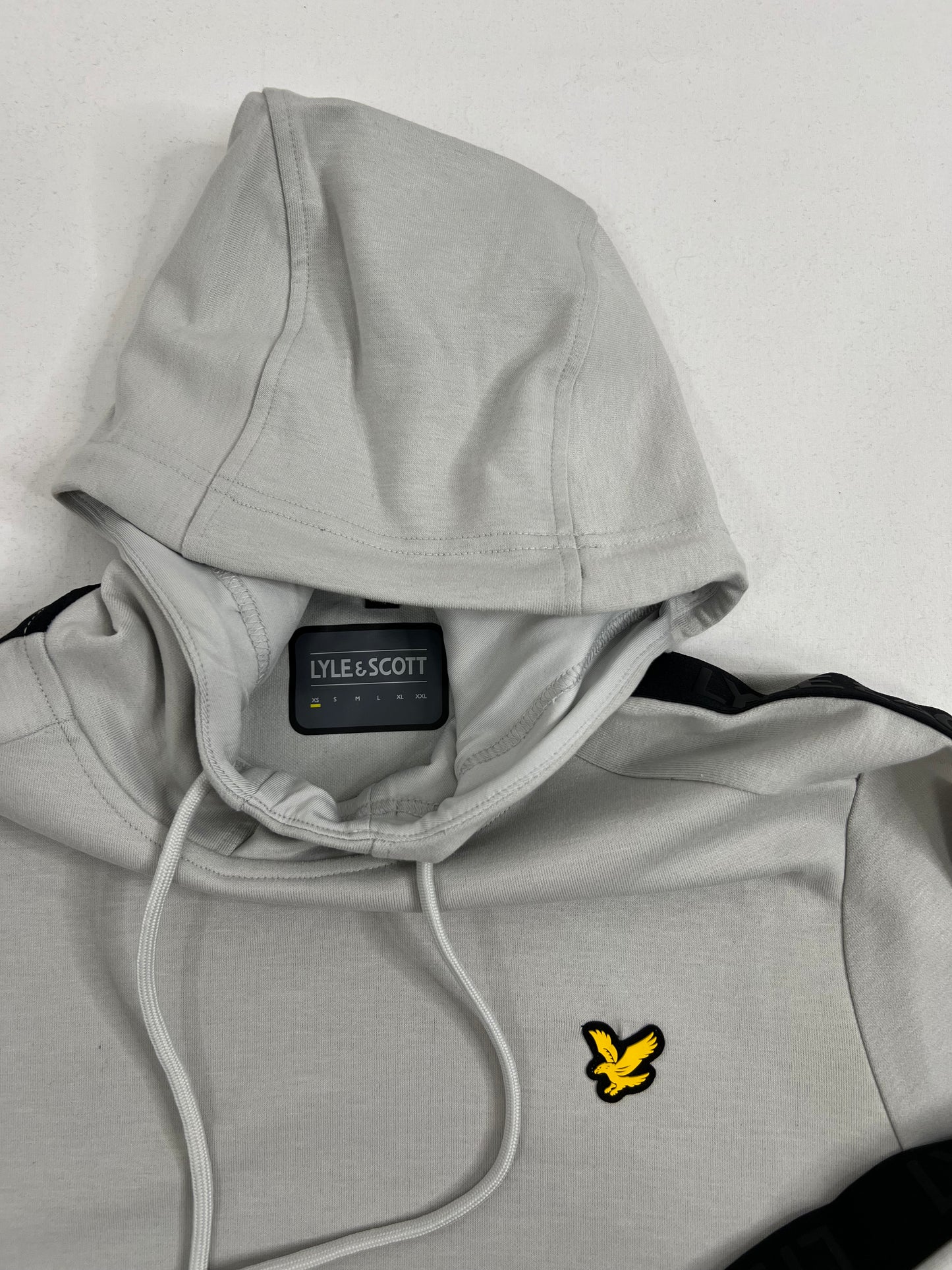 Lyle & Scott Sivi Duks sa Textom na Rukavima