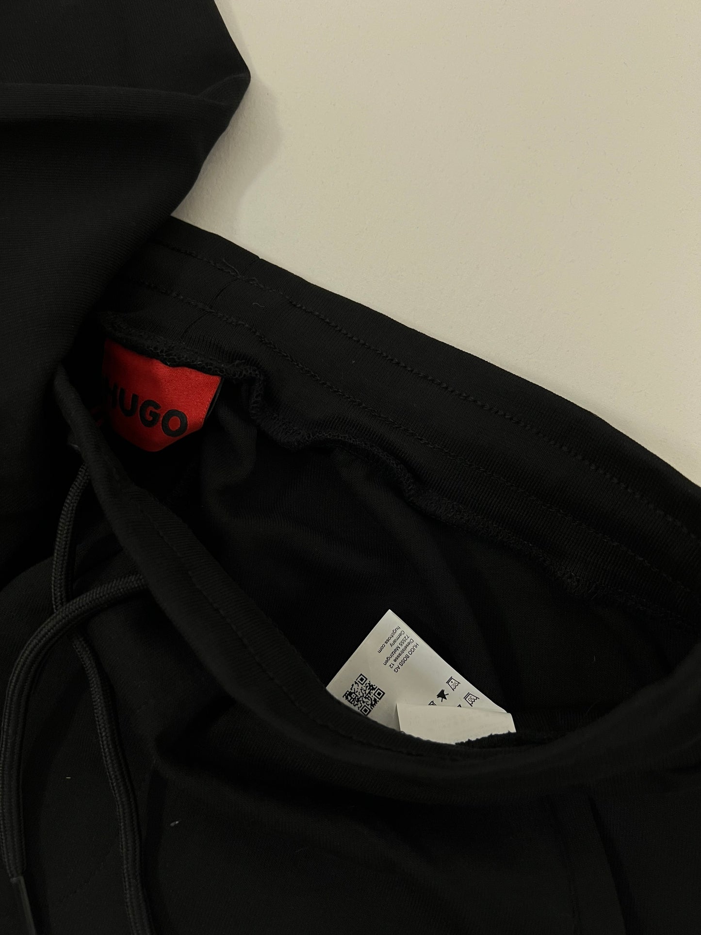 HUGO Crni FULL-ZIP Komplet sa Crvenim Box Logom