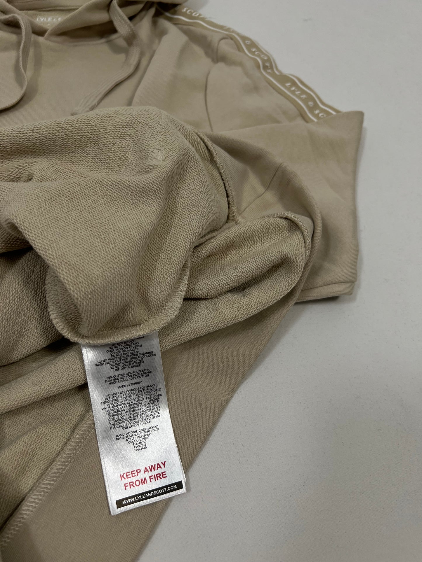 Lyle & Scott Sport Krem Duks sa Logom i Textom na Rukavima