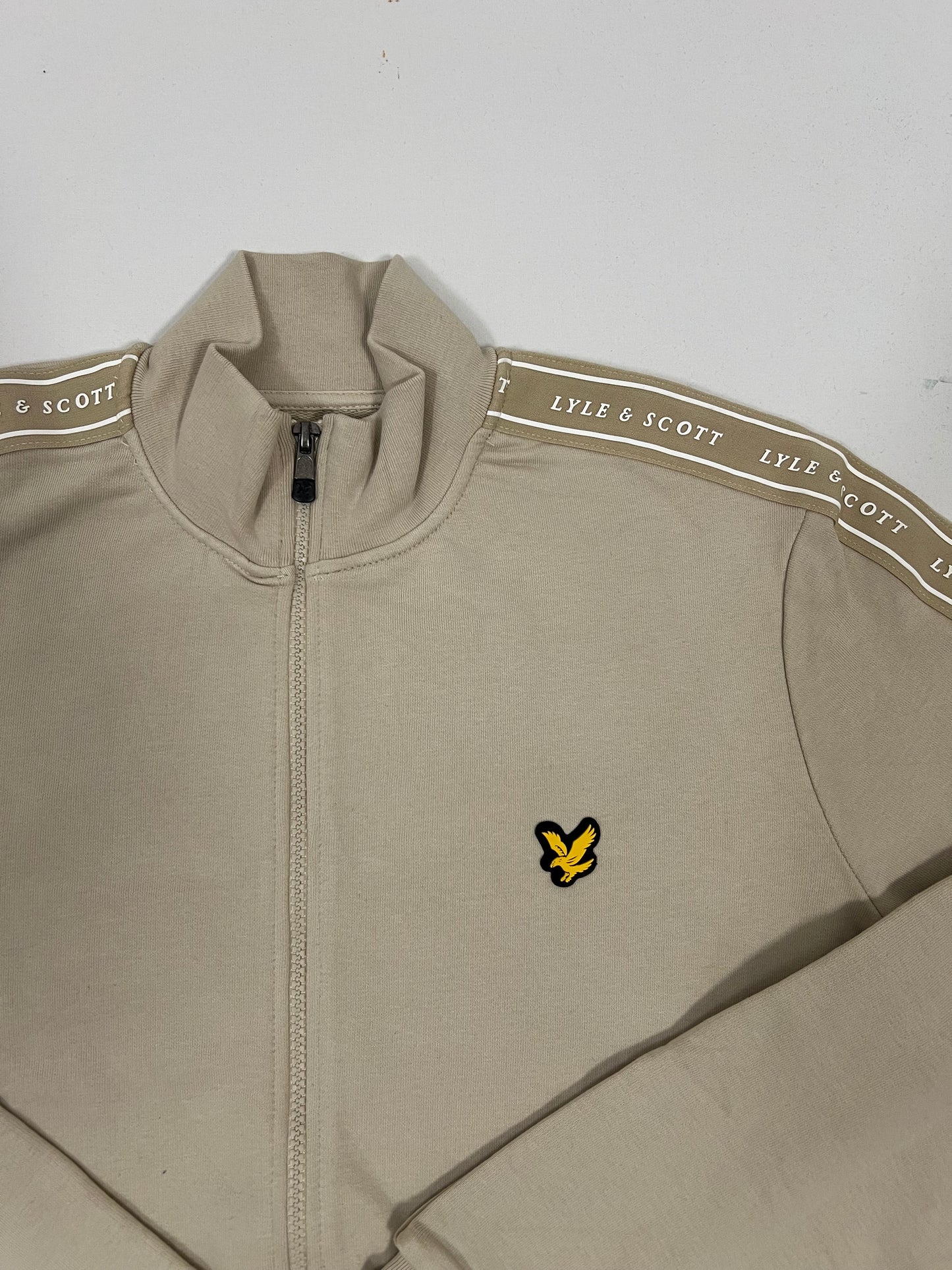 Lyle & Scott Sport Full-Zip Krem Duks sa Logom i Textom na Rukavima