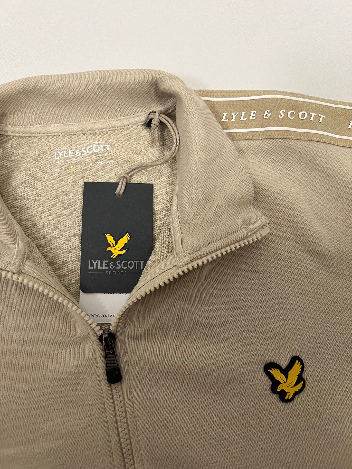 Lyle & Scott Sport Full-Zip Krem Duks sa Logom i Textom na Rukavima