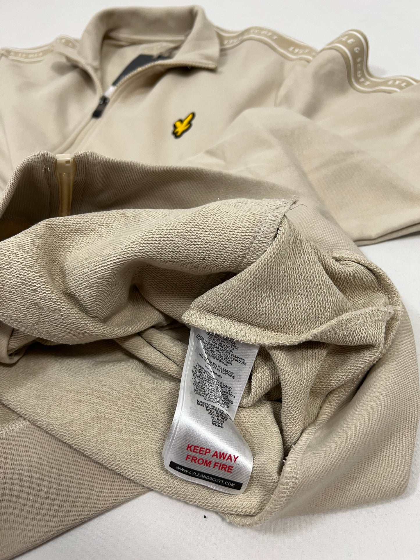 Lyle & Scott Sport Full-Zip Krem Duks sa Logom i Textom na Rukavima