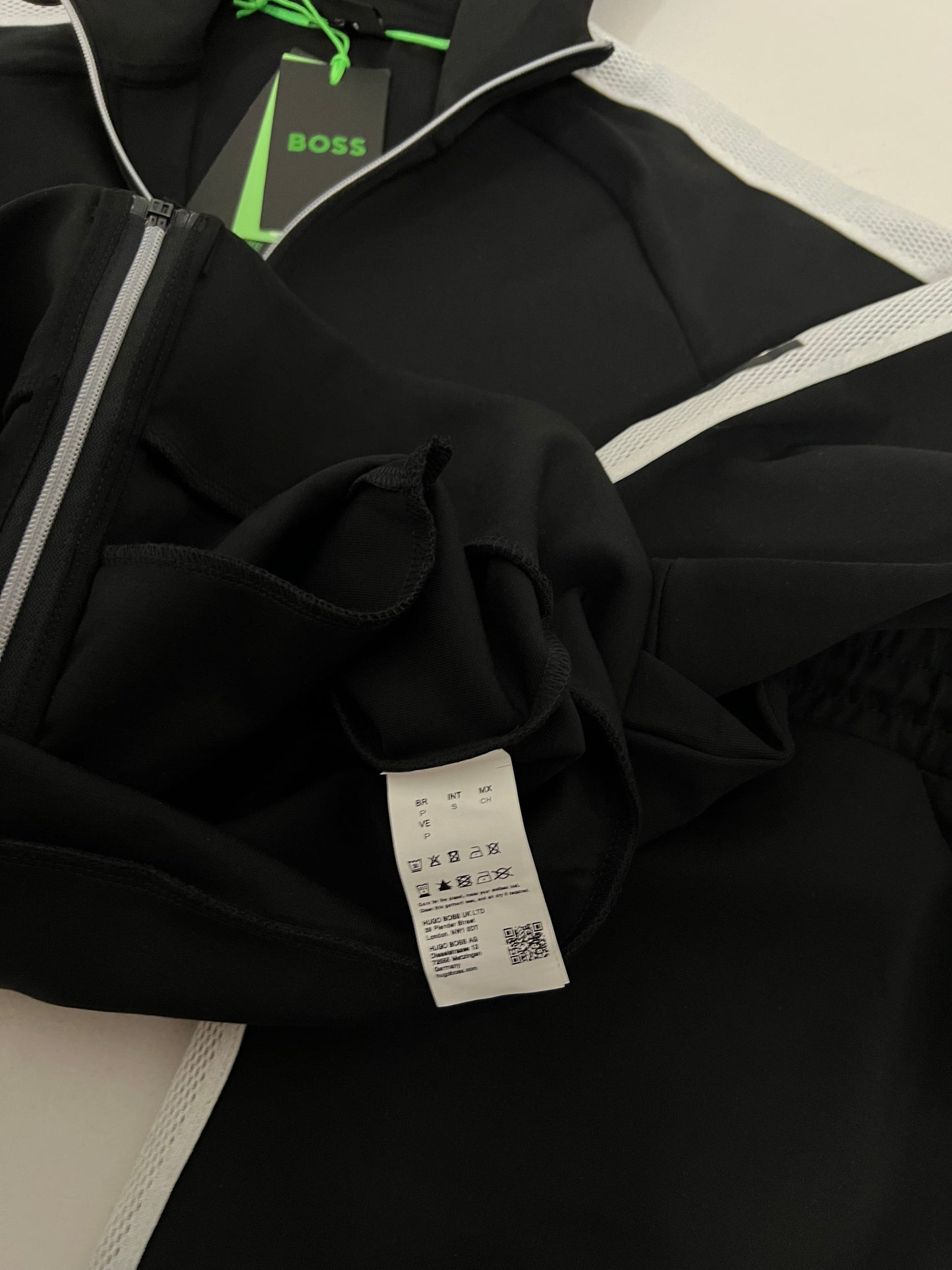 BOSS Crni Komplet sa Belim Detaljima SS2026