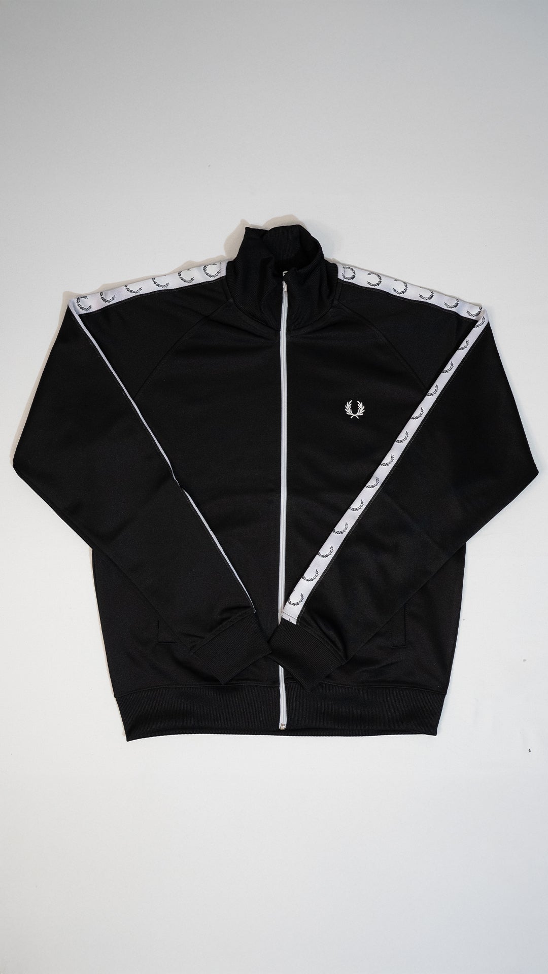 Fred Perry Full-Zip Crni Duks sa Logom na Rukavima