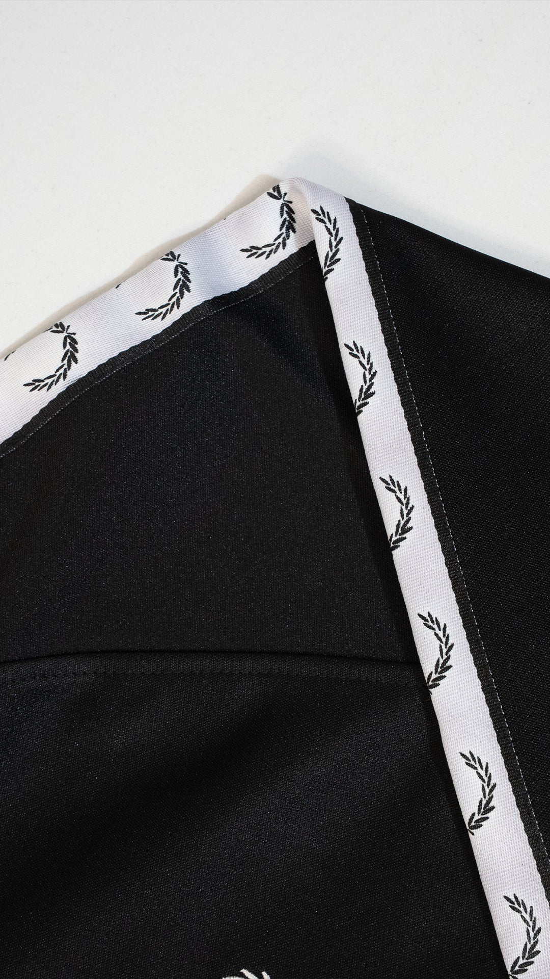 Fred Perry Full-Zip Crni Duks sa Logom na Rukavima