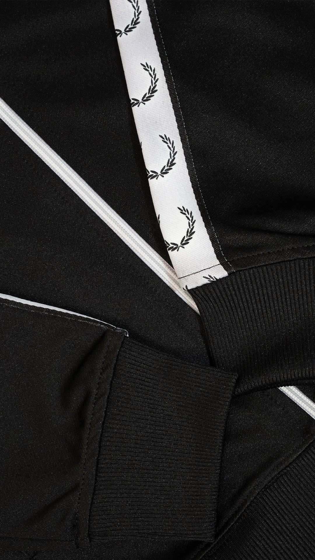 Fred Perry Full-Zip Crni Duks sa Logom na Rukavima