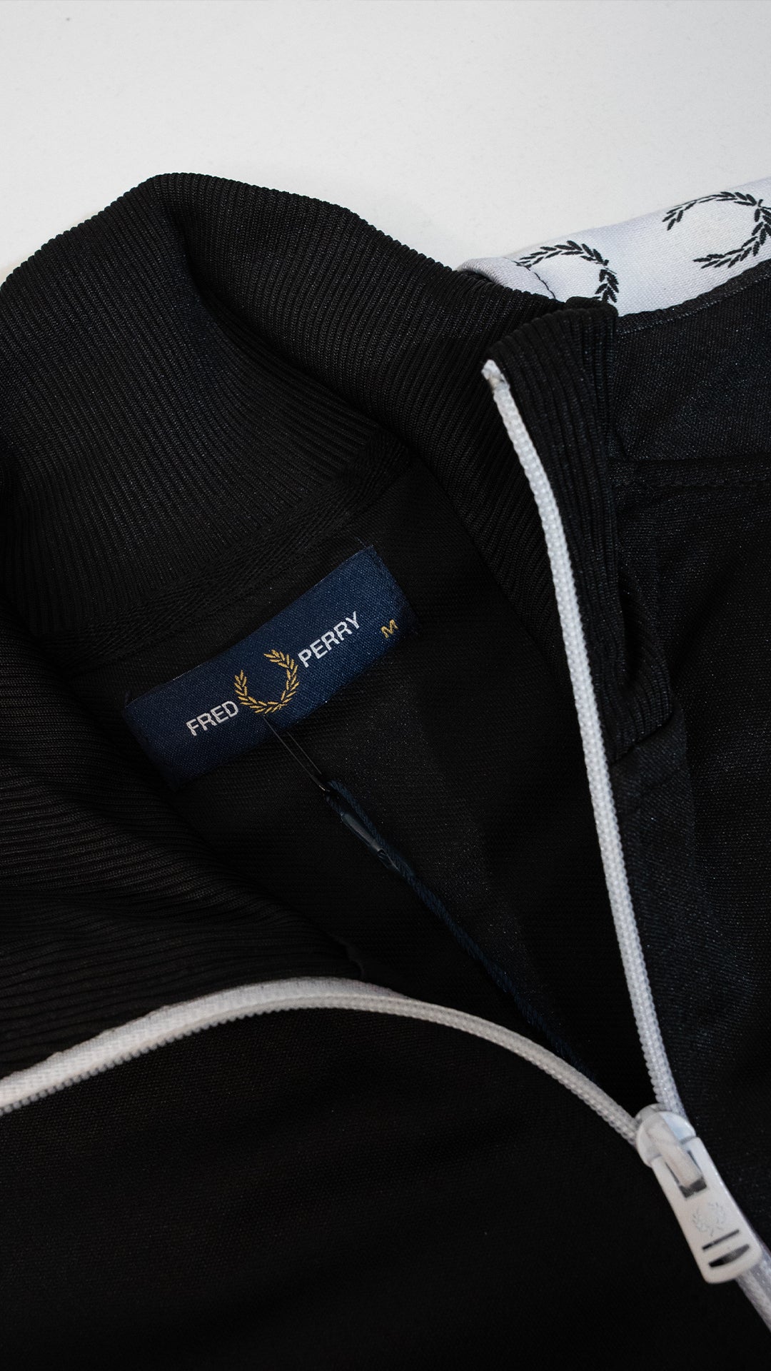 Fred Perry Full-Zip Crni Duks sa Logom na Rukavima