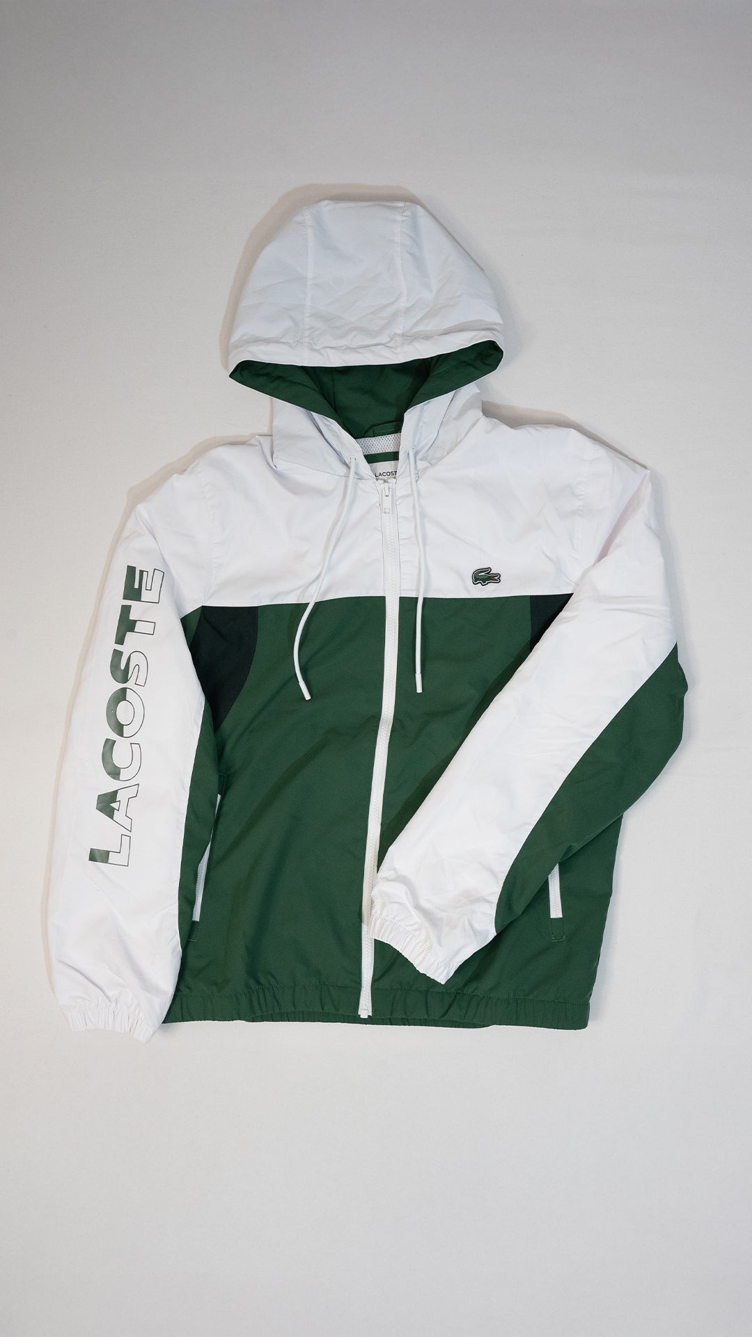 Lacoste Beli Šuškavac sa Text Printom na Rukavu