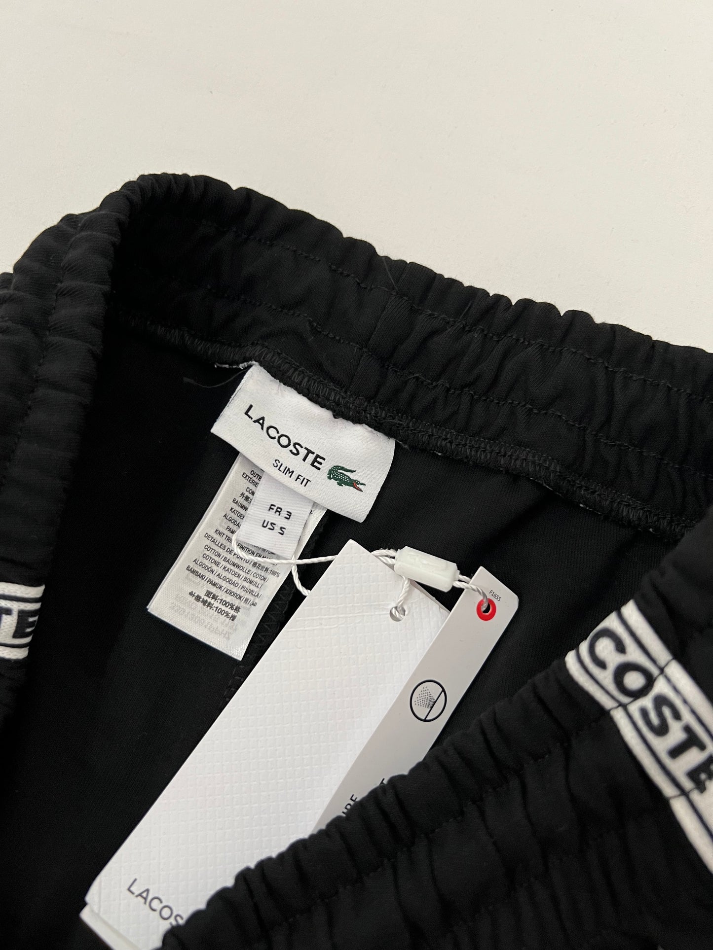 Lacoste Crni Šorc sa Text Vertical Printom