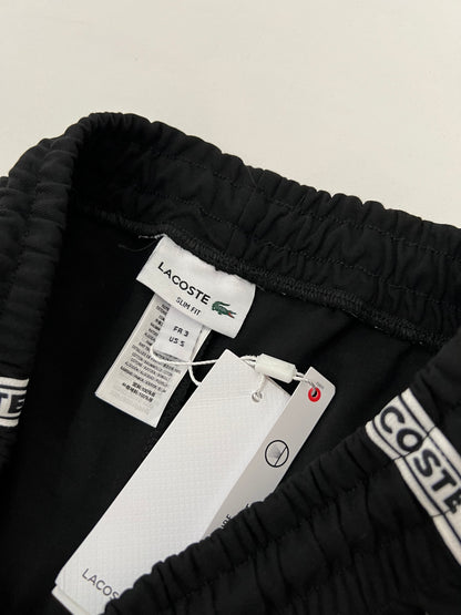 Lacoste Crni Šorc sa Text Vertical Printom