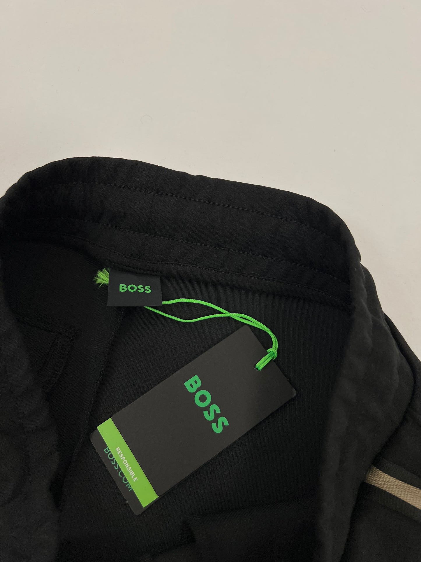 BOSS Crni Quarter-Zip Komplet sa Detaljima SS2026