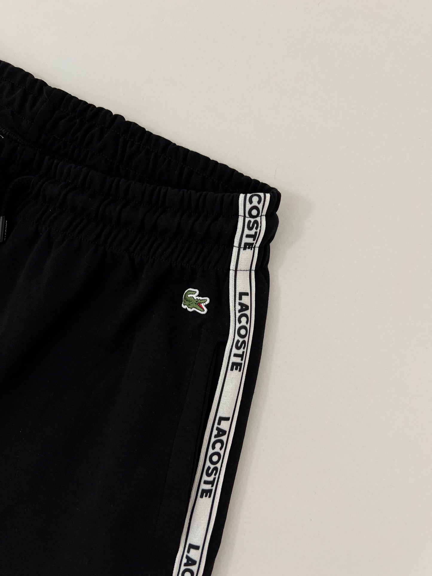 Lacoste Crni Šorc sa Text Vertical Printom