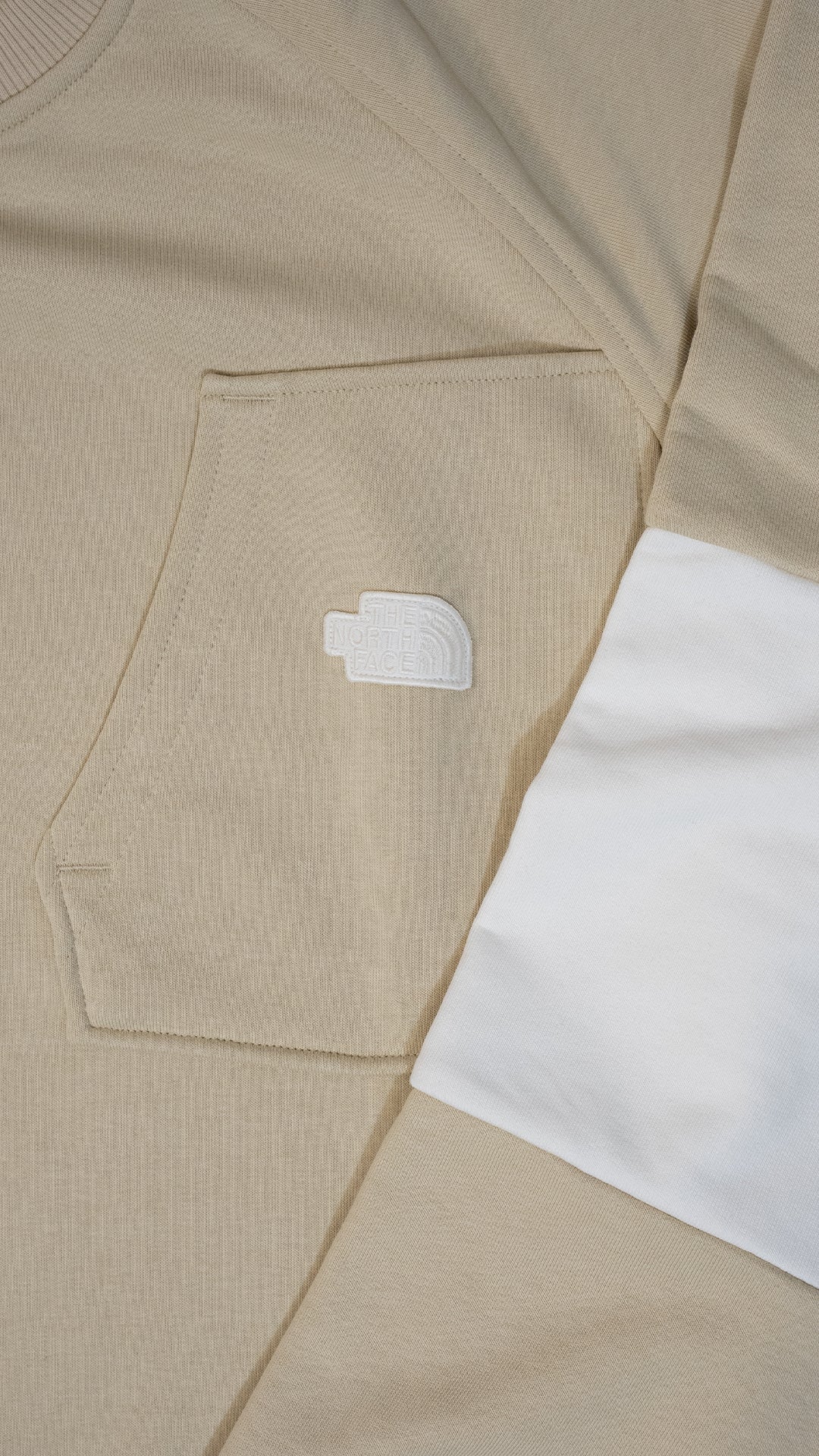 The North Face Bež Duks sa Džepicem i Belim Detaljom na Rukavu