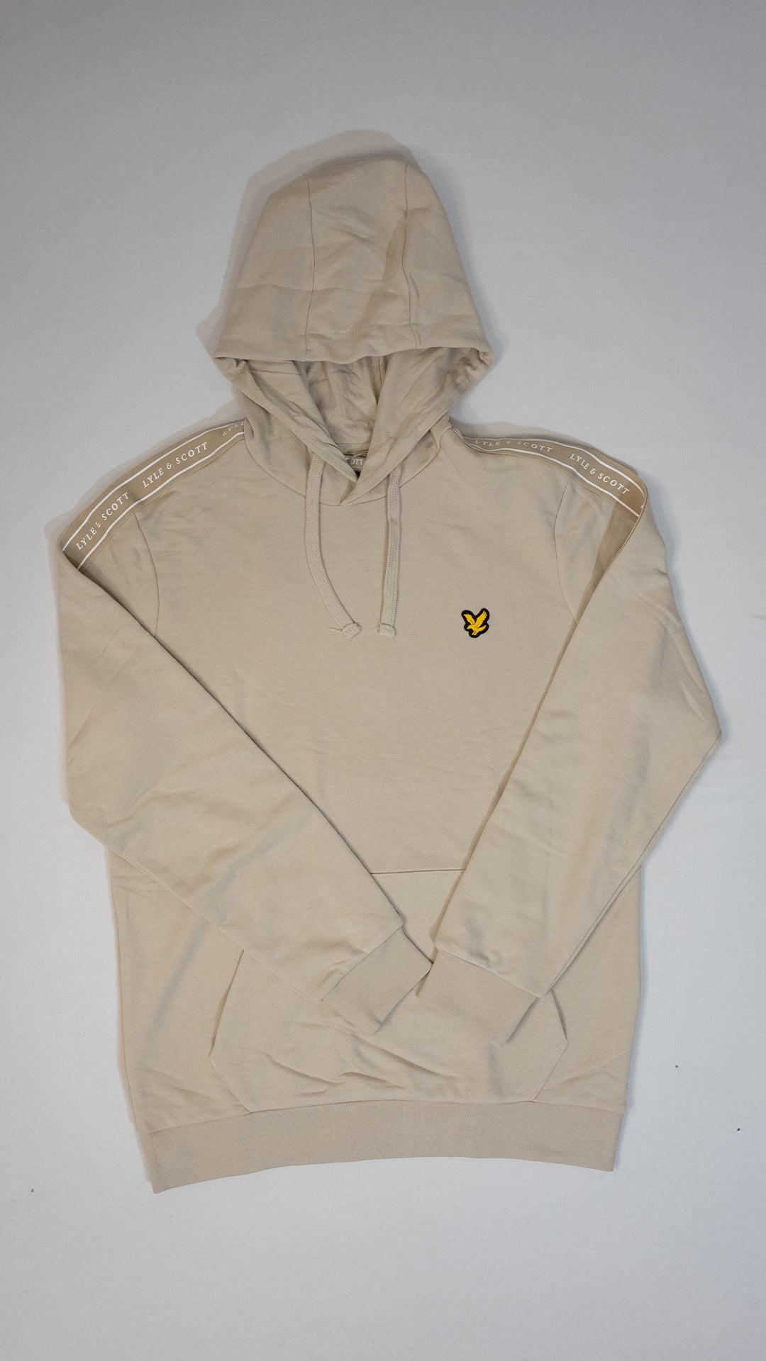 Lyle & Scott Sport Krem Duks sa Logom i Textom na Rukavima