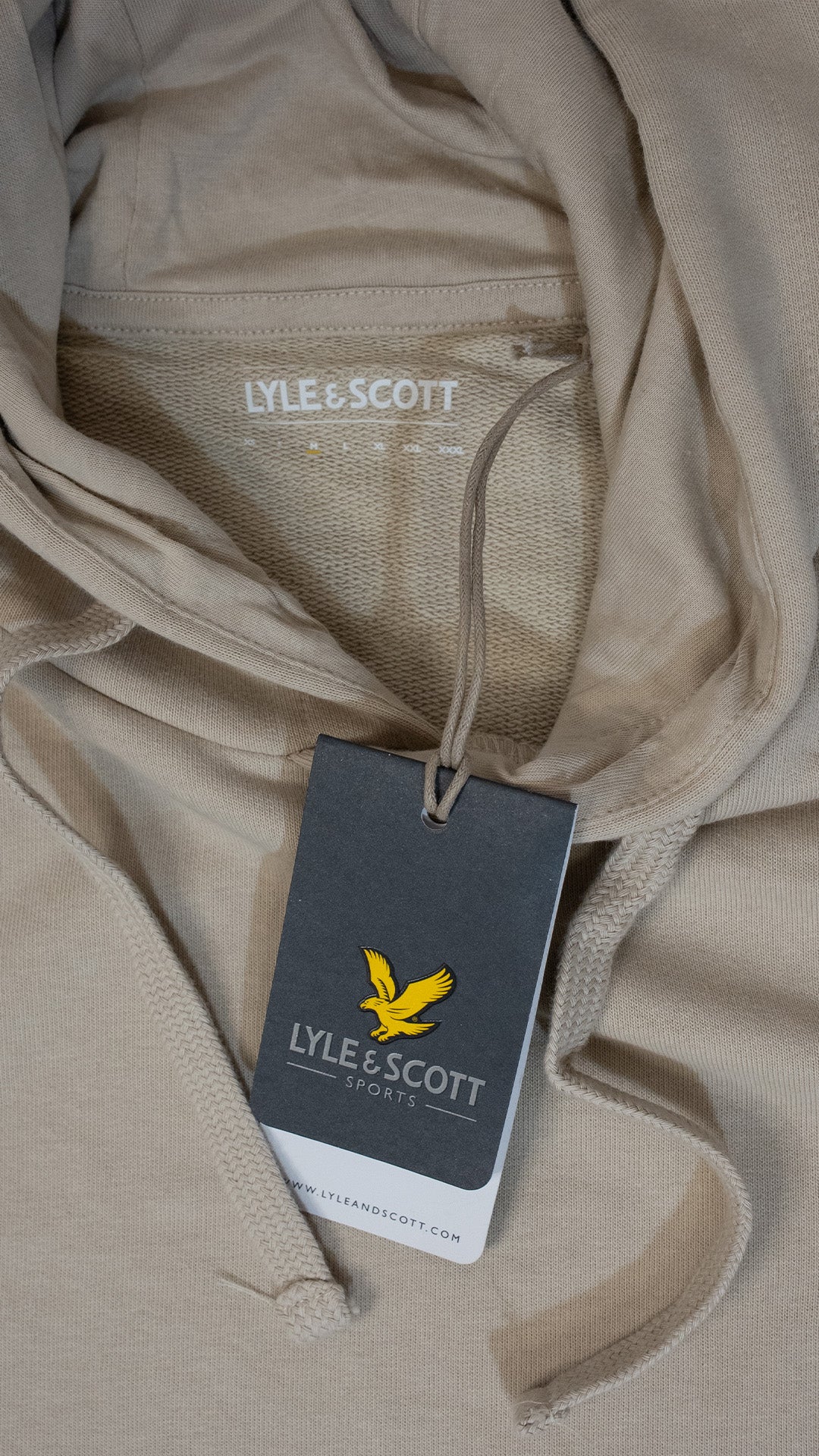 Lyle & Scott Sport Krem Duks sa Logom i Textom na Rukavima