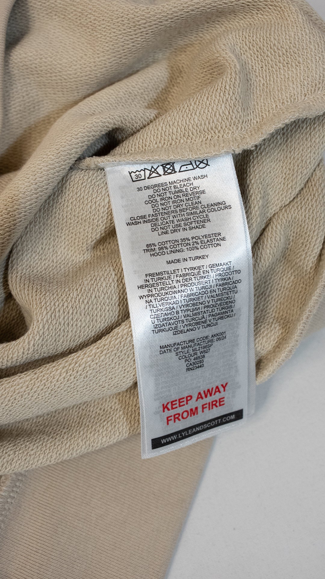 Lyle & Scott Sport Krem Duks sa Logom i Textom na Rukavima