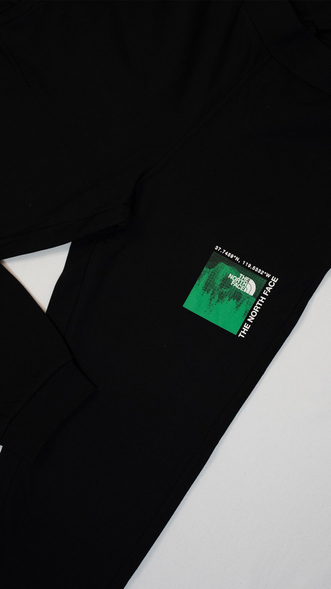 The North Face Crni Komplet sa Neon Mountain Printom