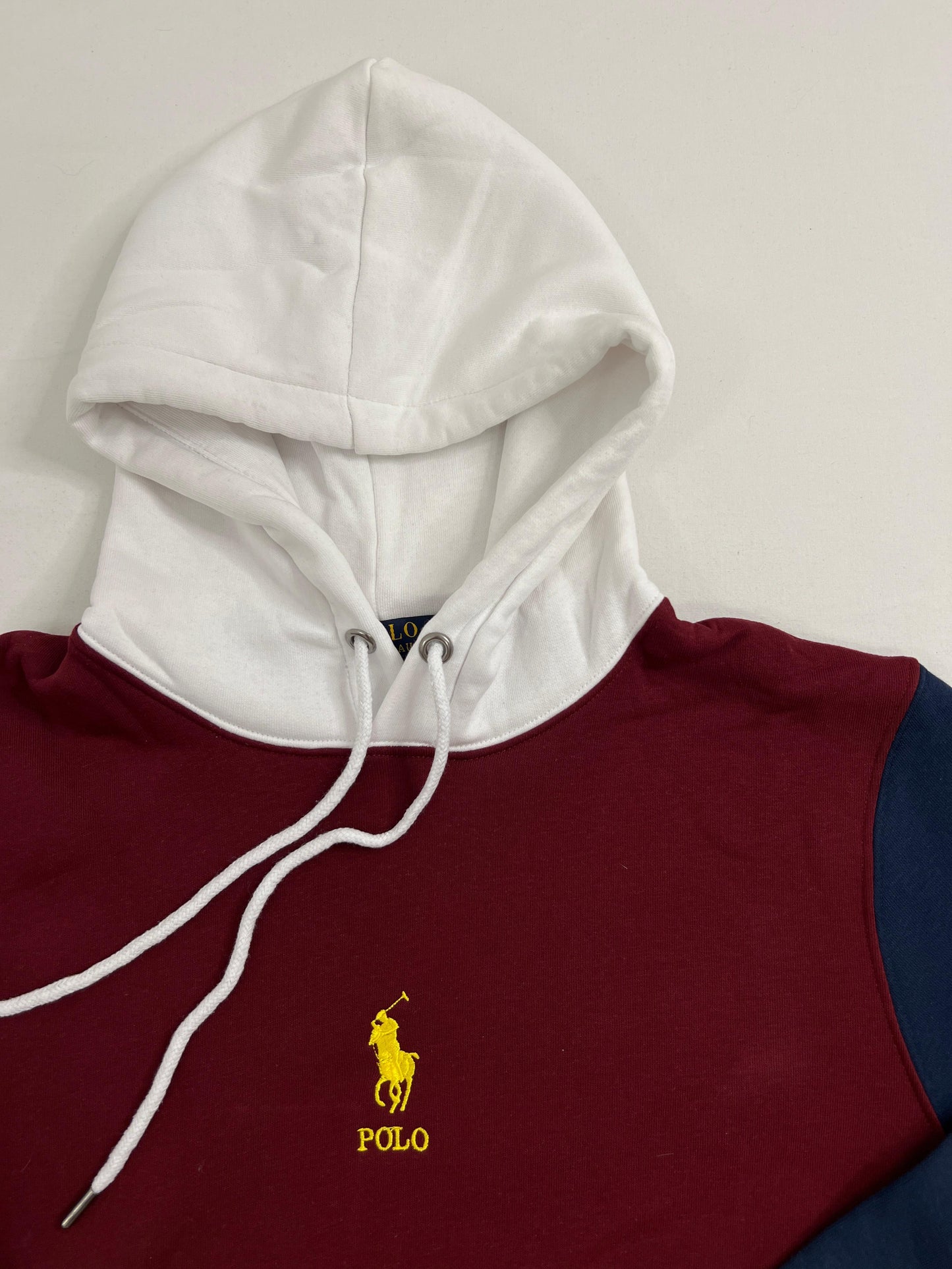 Polo Ralph Lauren Multicolor Duks sa Žutim Ušivenim Znakom na Sredini