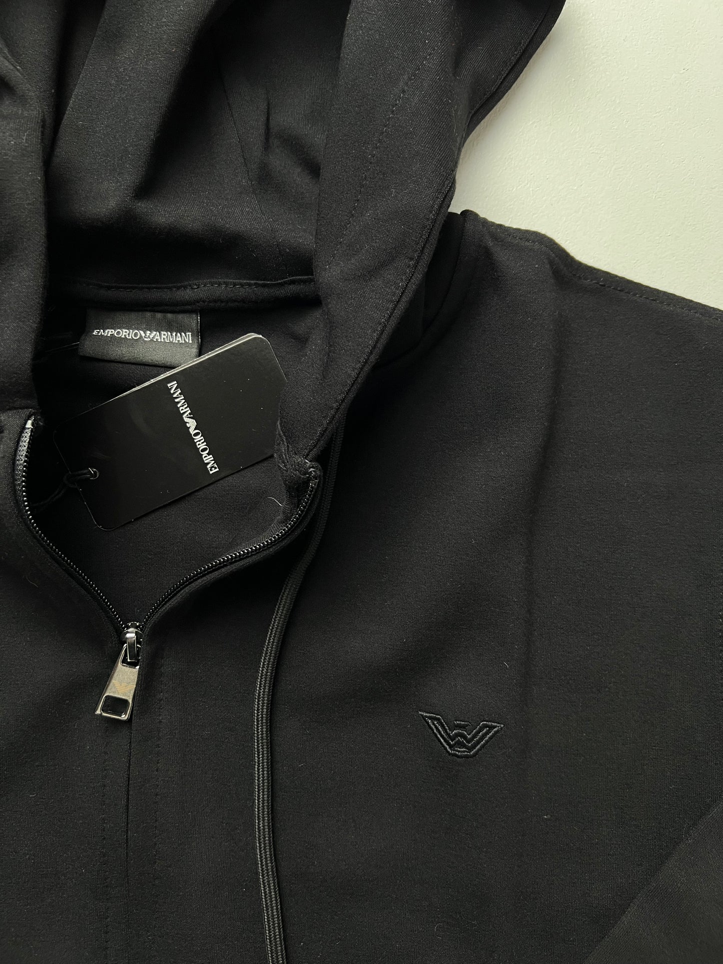 Emporio Armani EA7 Crni Full-Zip Duks sa Ušivenim Logom na Grudima