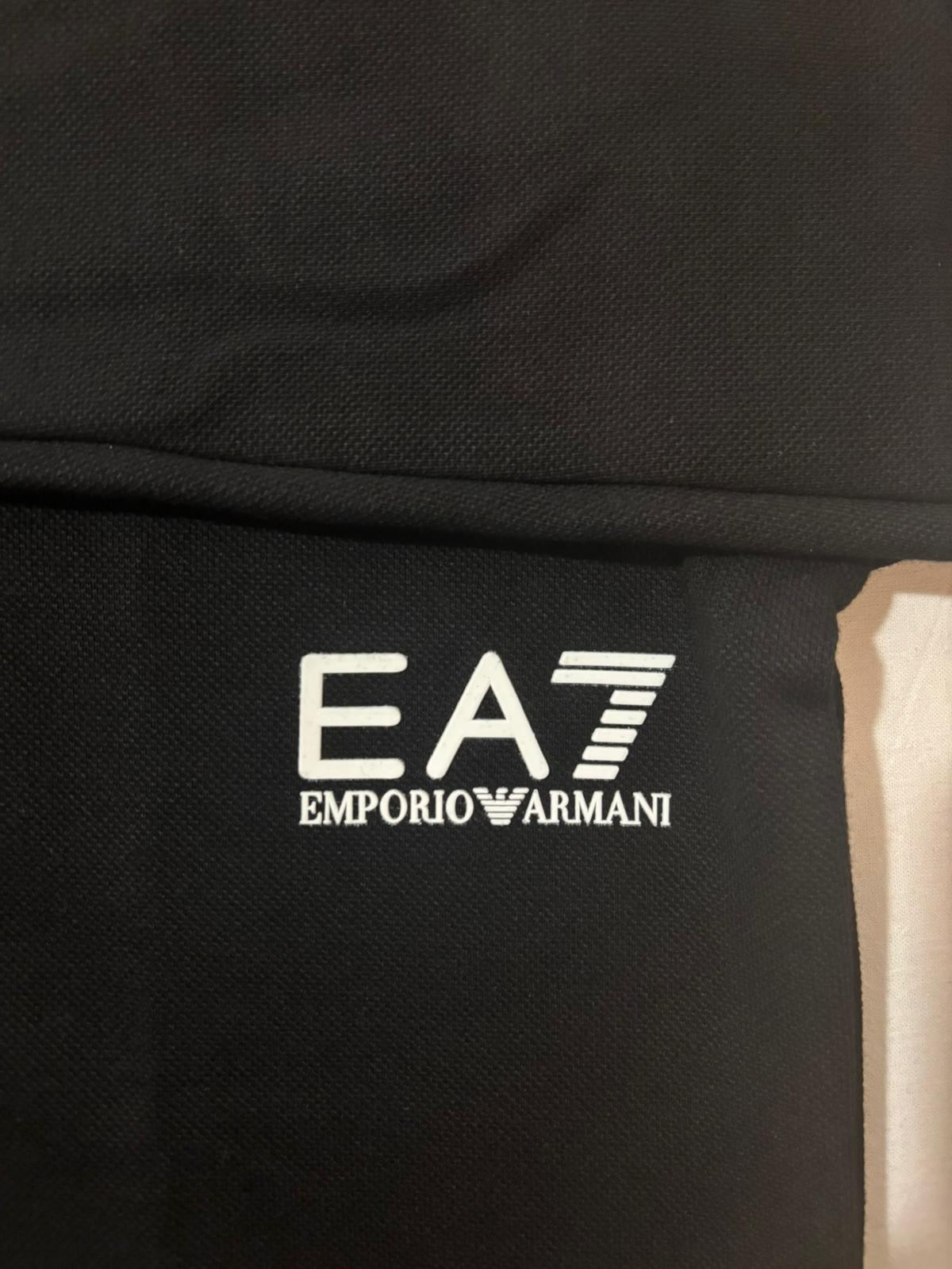 Emporio Armani Crni Duks sa Printom na Stomaku i Ramenima