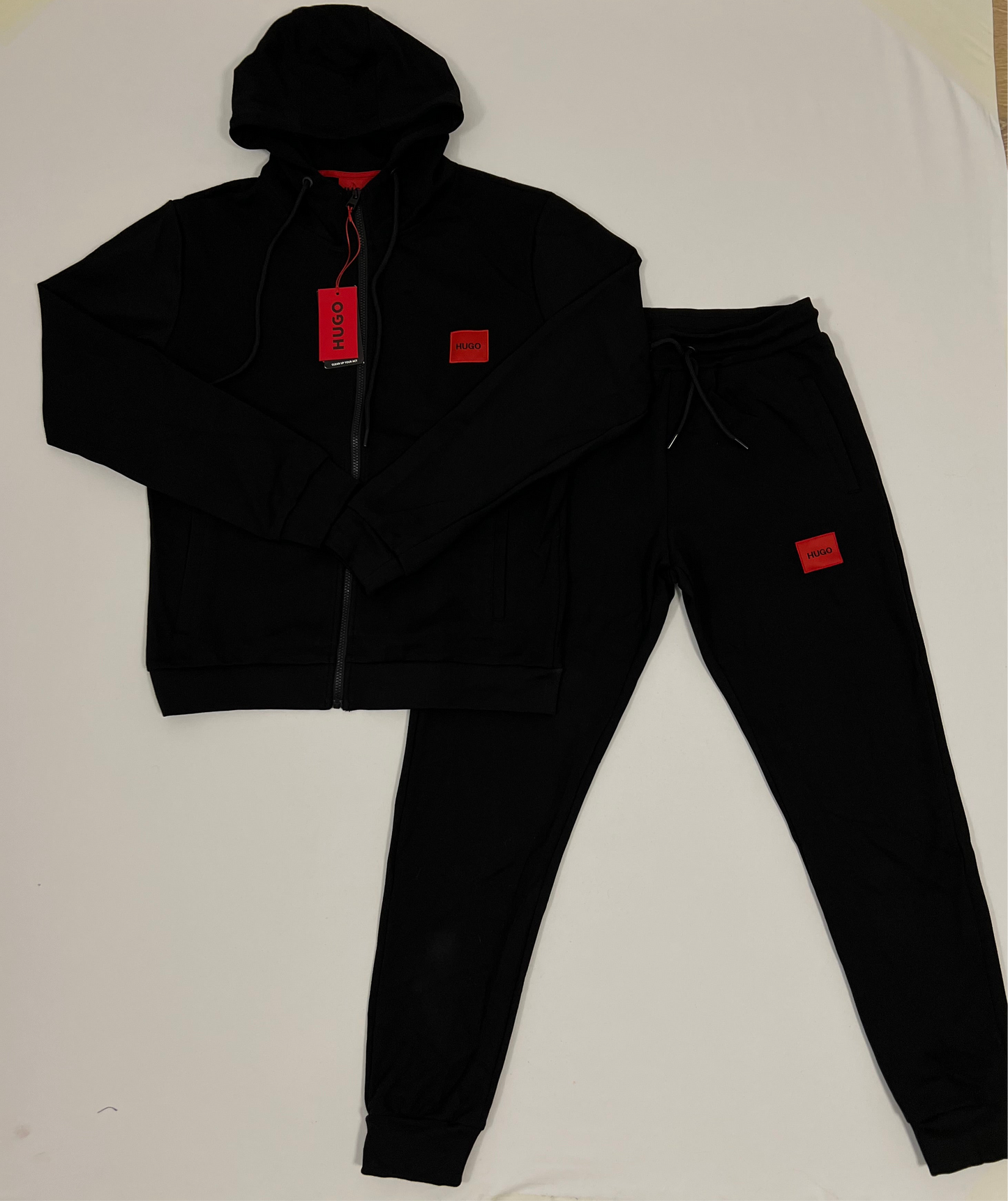 HUGO Crni FULL-ZIP Komplet sa Crvenim Box Logom