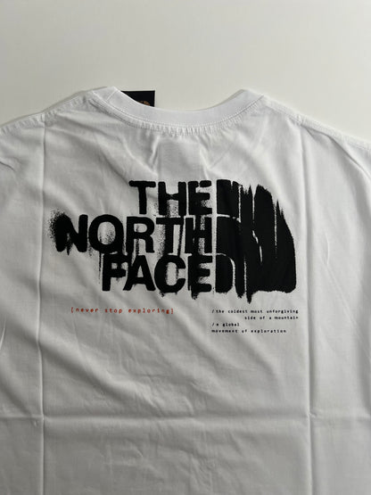 The North Face Bela Majica sa Crnim Graffiti Printom na Leðima